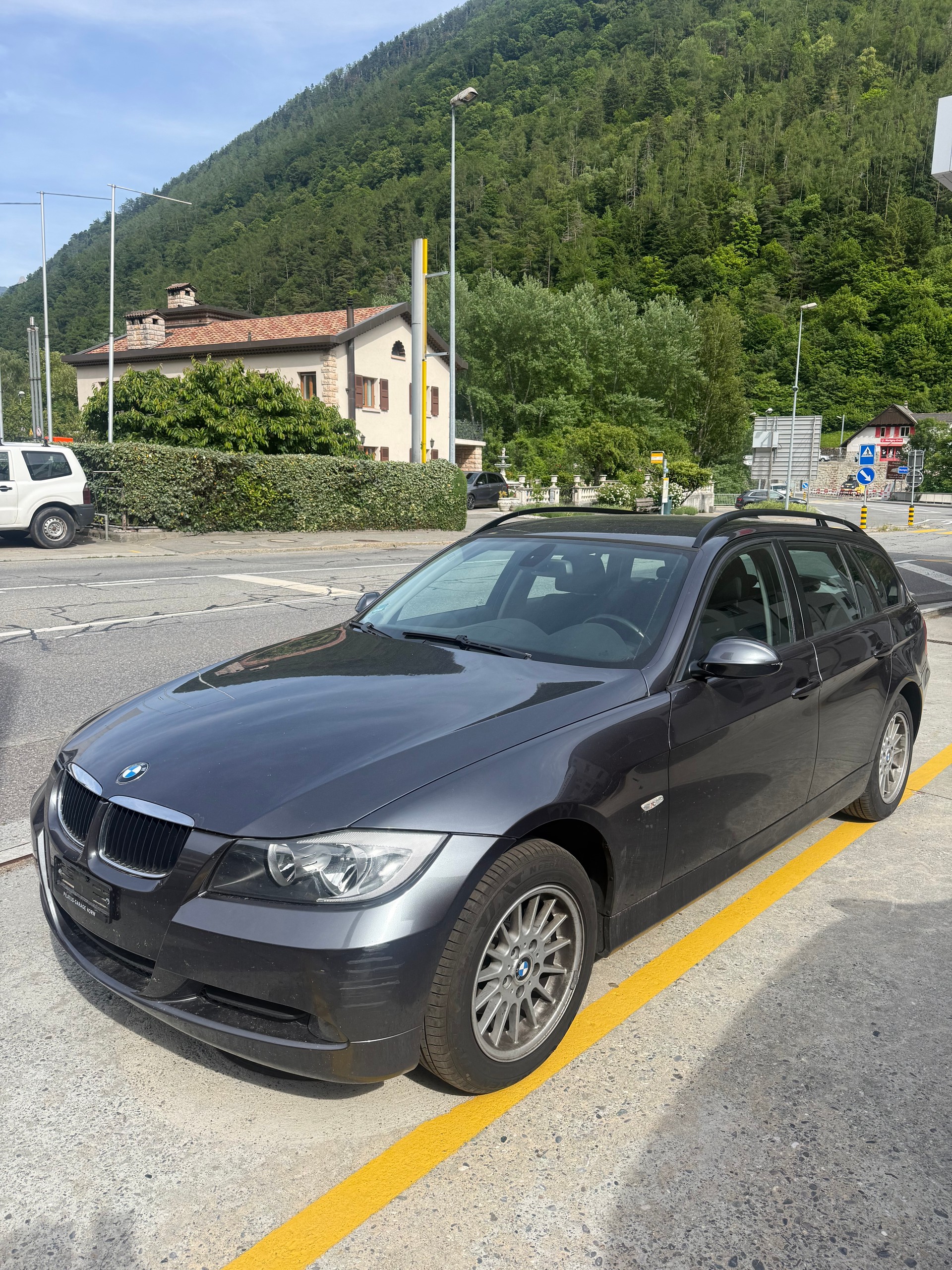 BMW 320i Touring-image-2