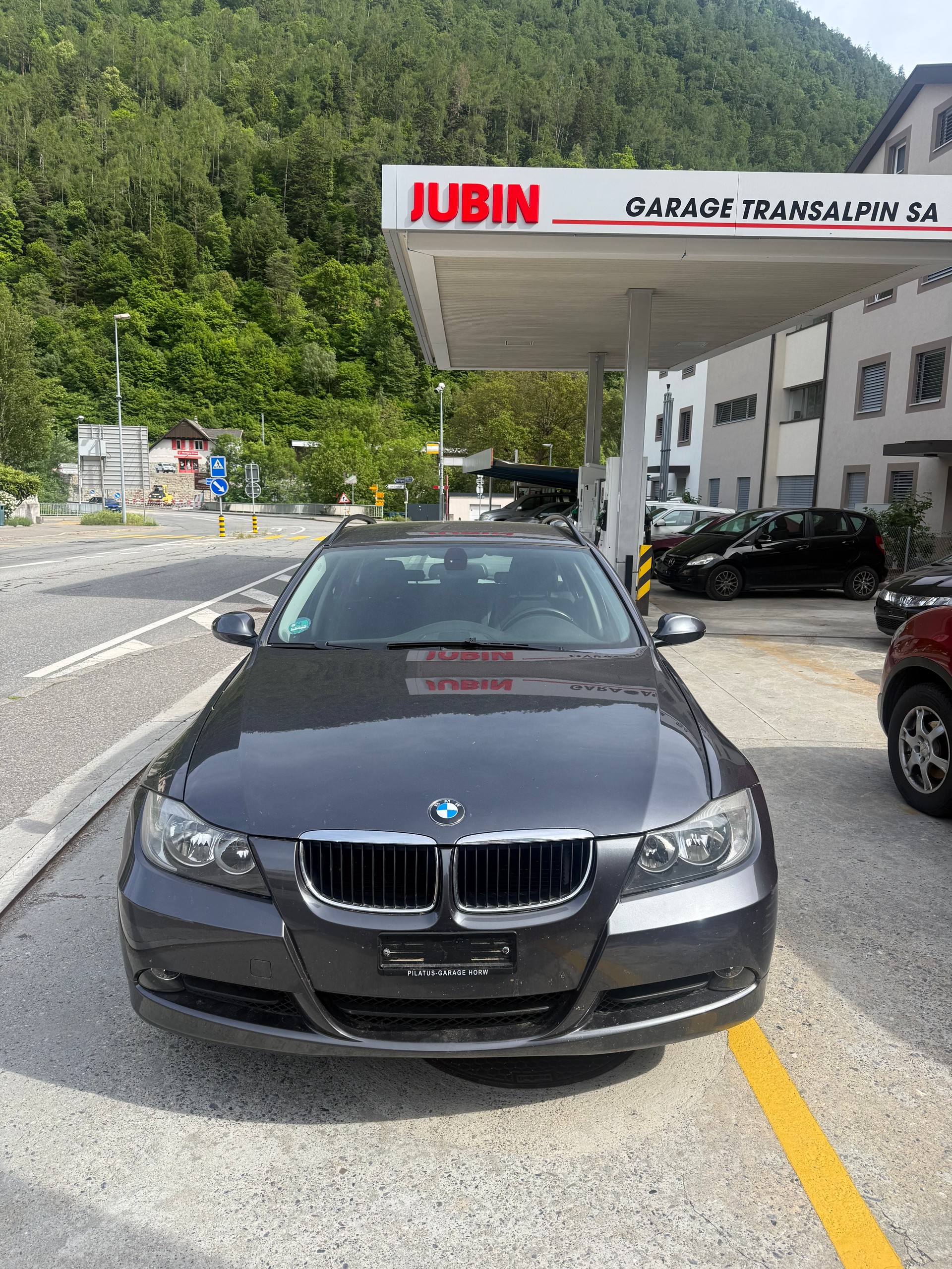 BMW 320i Touring-image-0