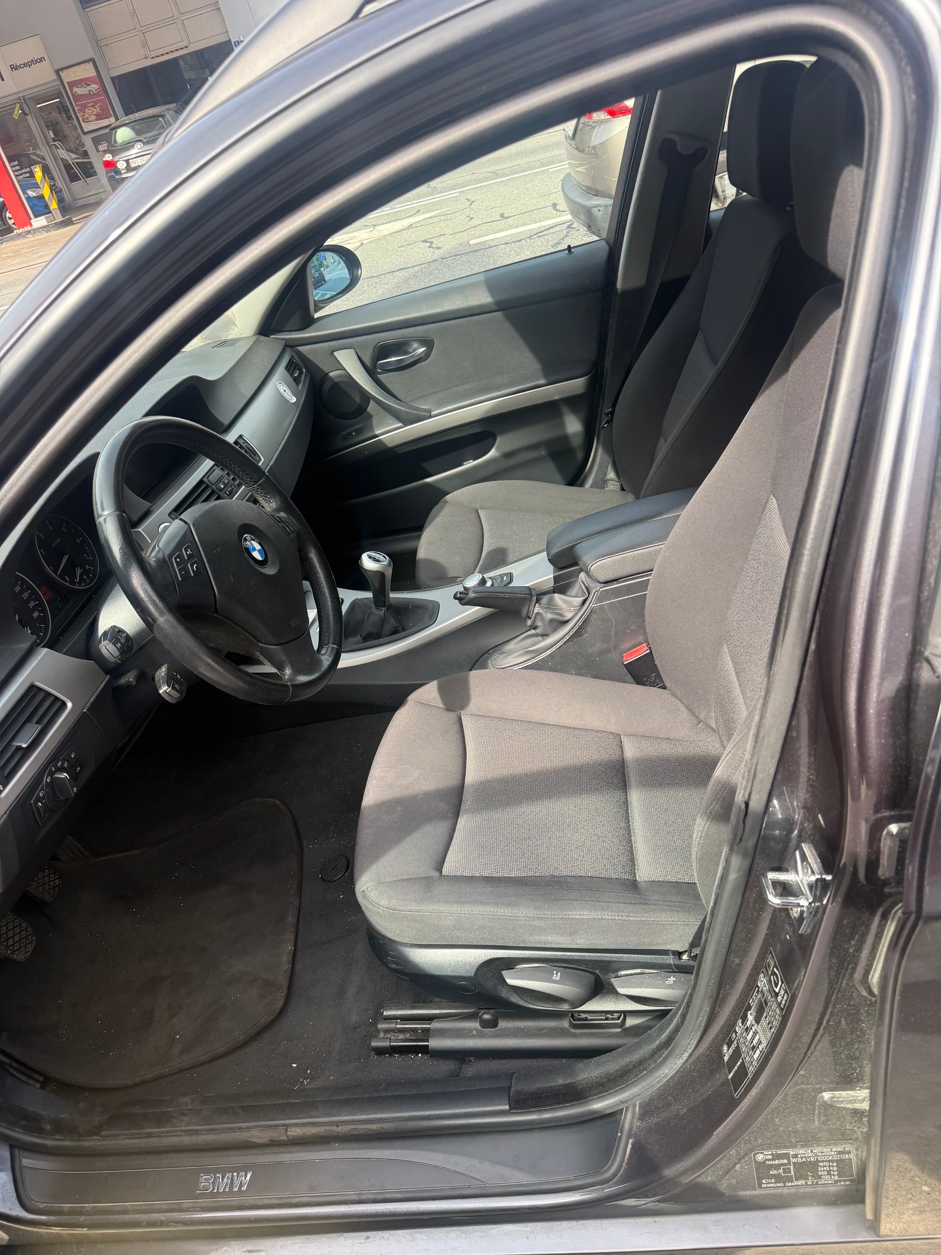 BMW 320i Touring-image-9