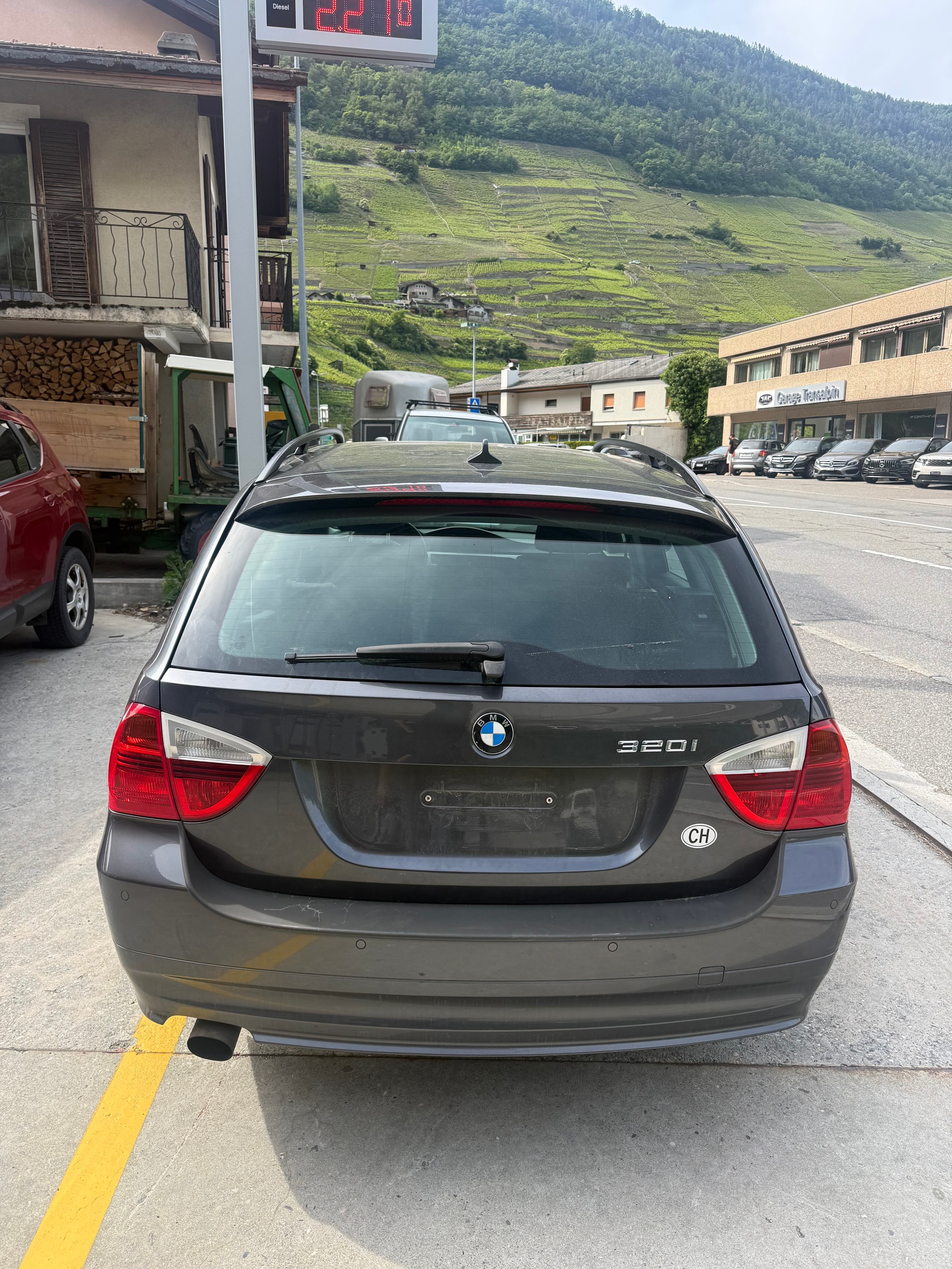 BMW 320i Touring-image-3