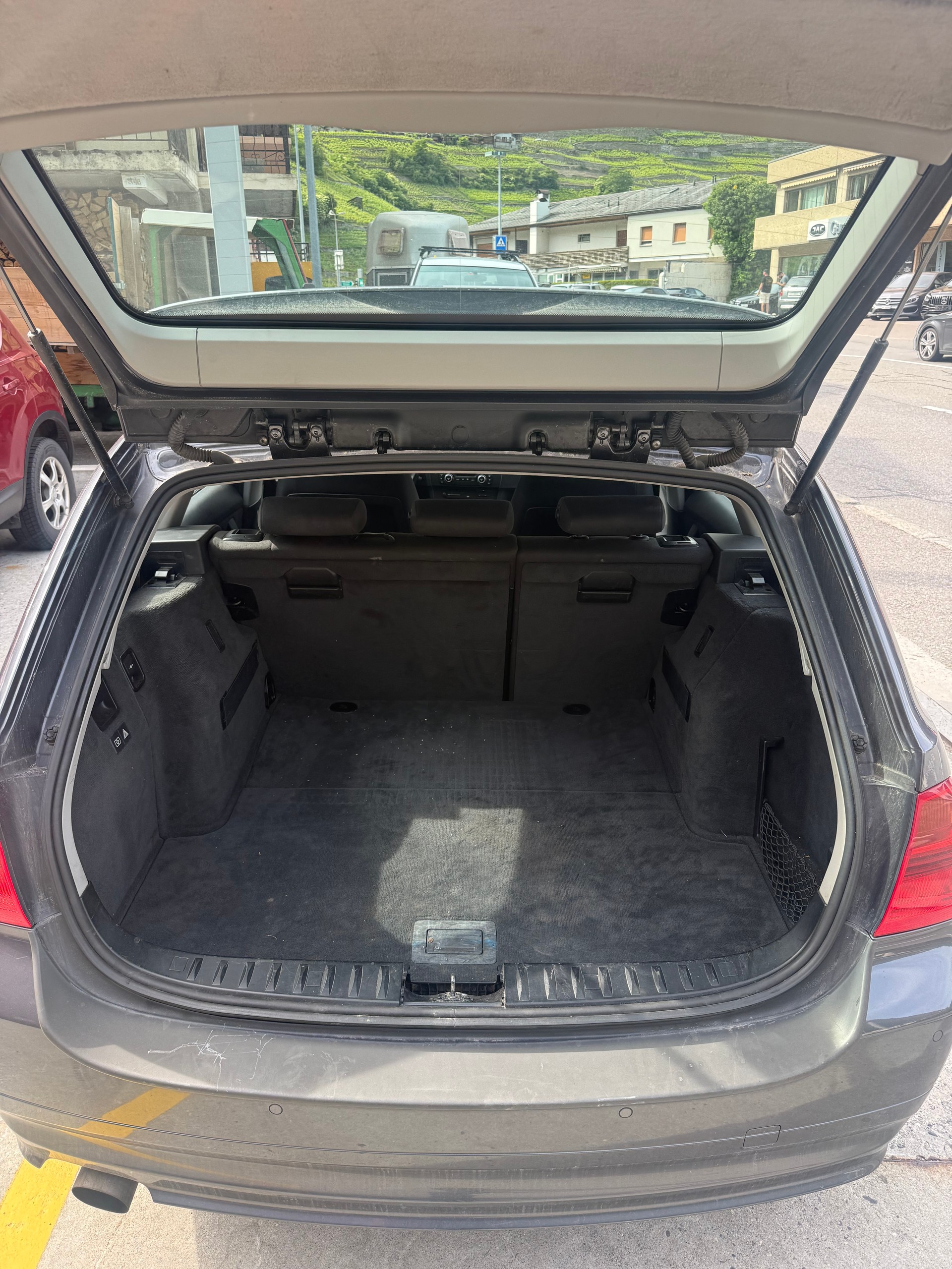 BMW 320i Touring-image-6