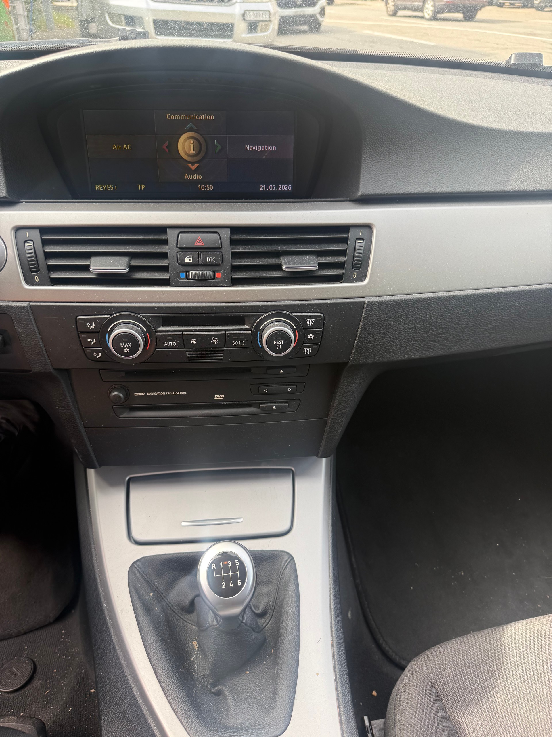 BMW 320i Touring-image-10