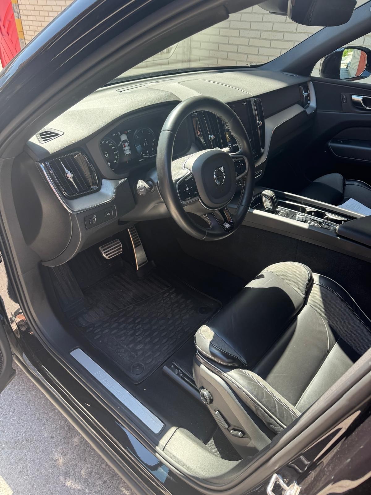 VOLVO XC60 D5 AWD R-Design Geartronic-image-9