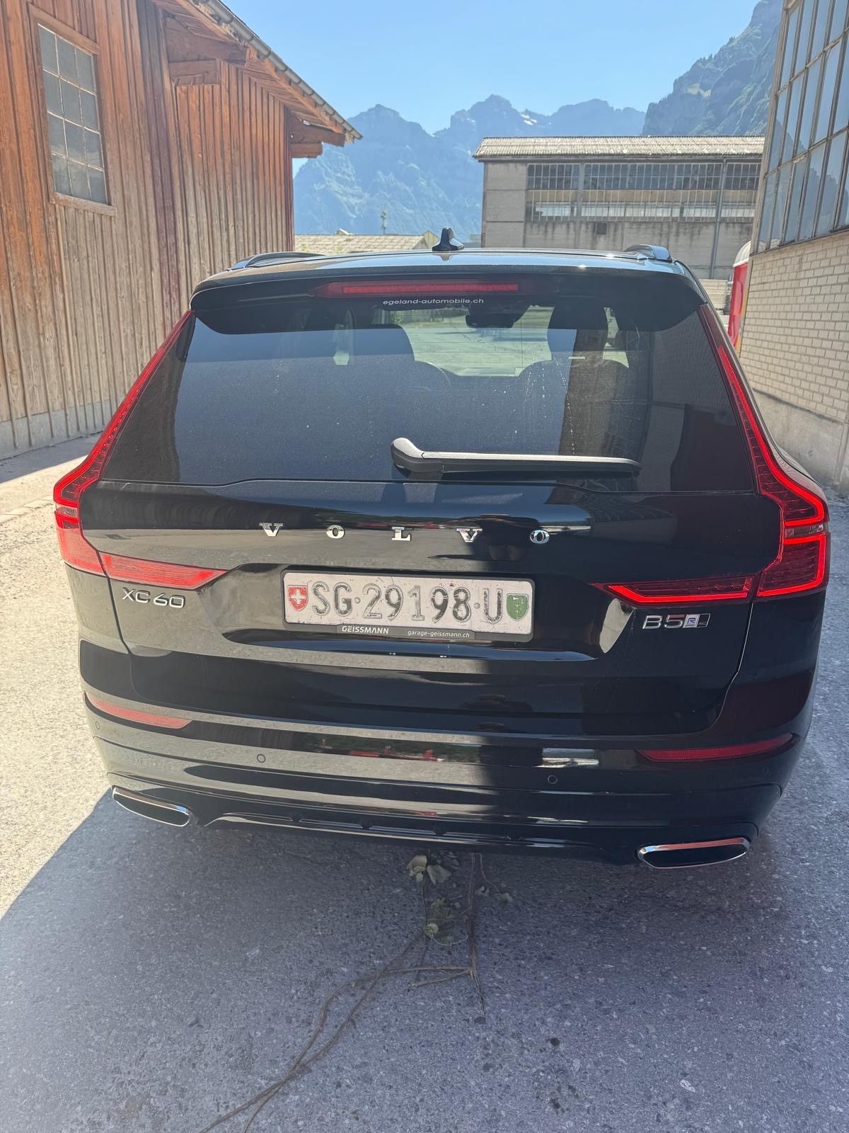 VOLVO XC60 D5 AWD R-Design Geartronic-image-4