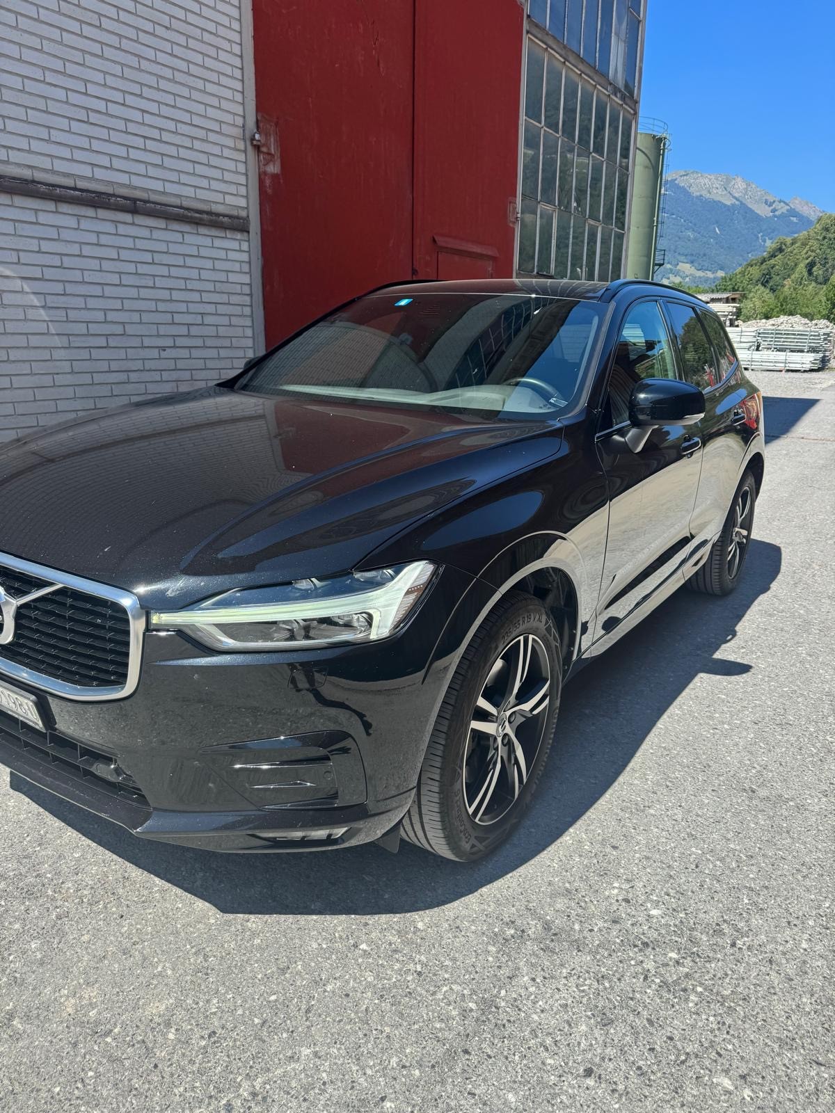 VOLVO XC60 D5 AWD R-Design Geartronic-image-0