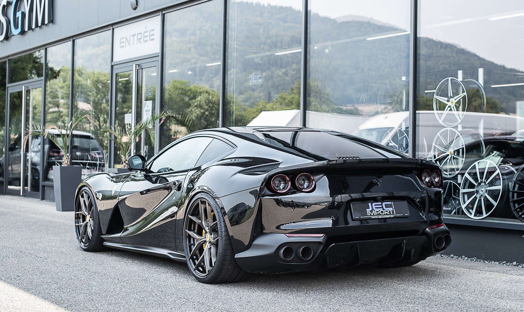 FERRARI 812 Superfast-image-3