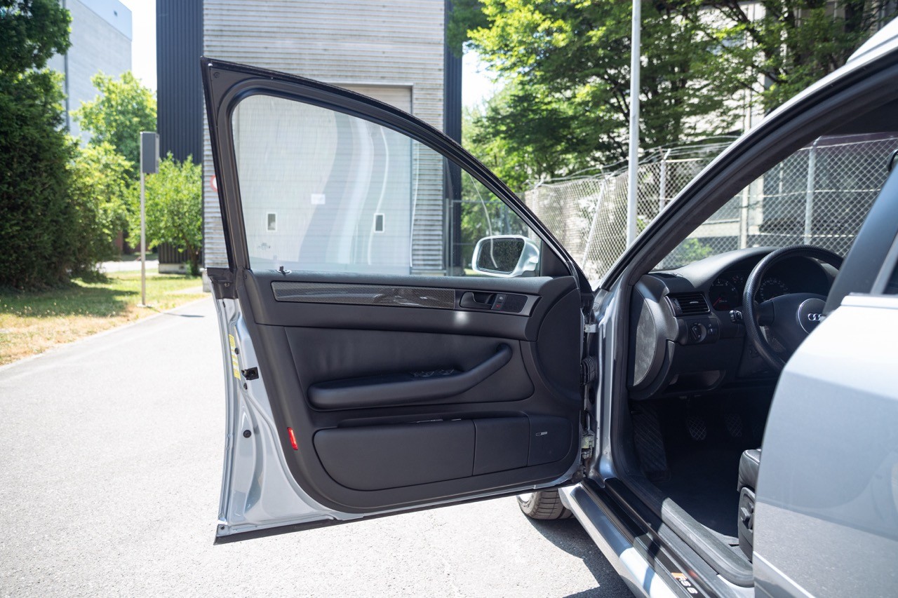AUDI RS6 Avant quattro tiptronic-image-10
