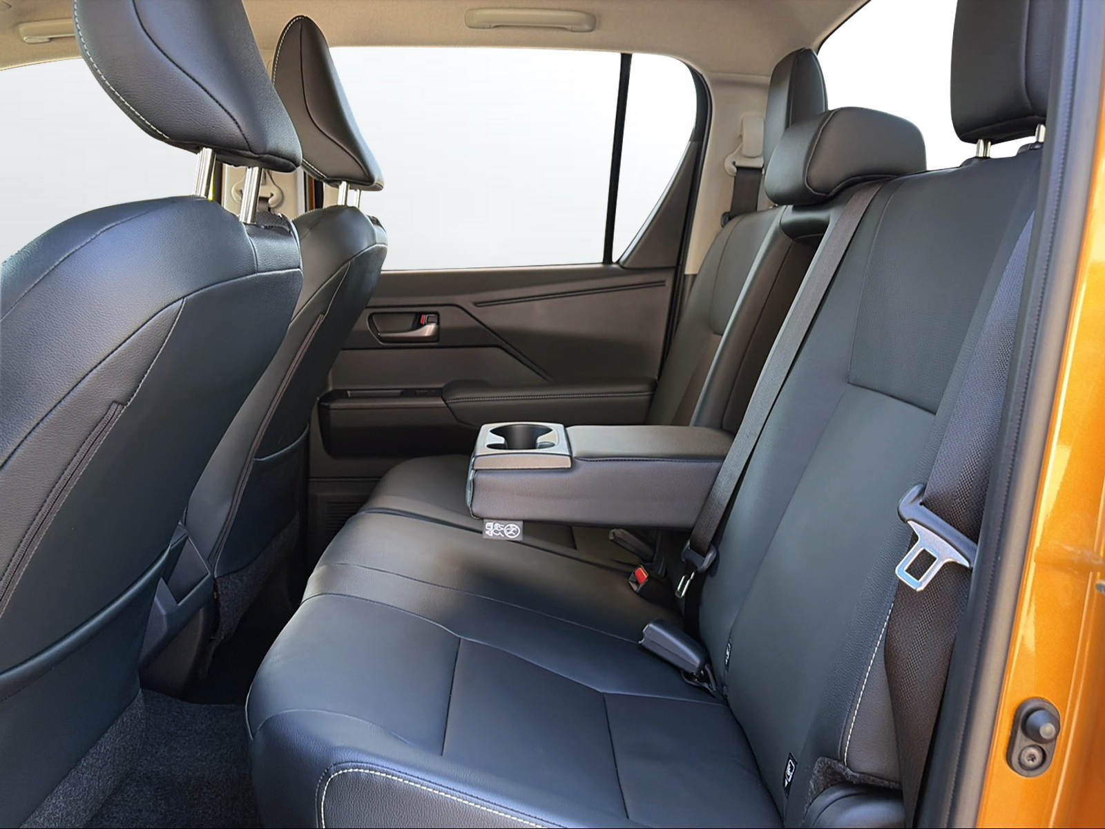 TOYOTA Hilux 2.8d MHEV Style Double Cab 4x4-image-13