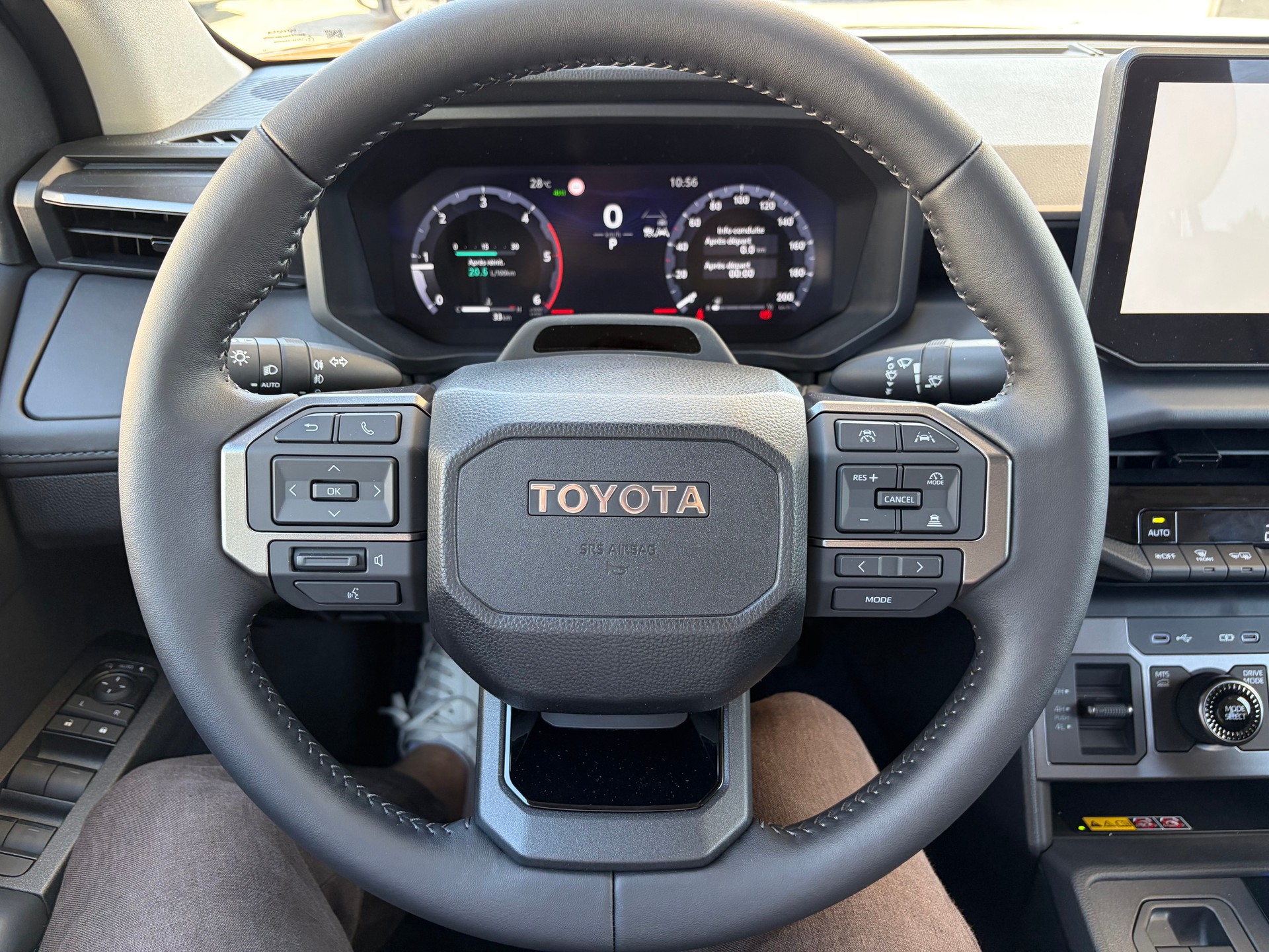 TOYOTA Hilux 2.8d MHEV Style Double Cab 4x4-image-10