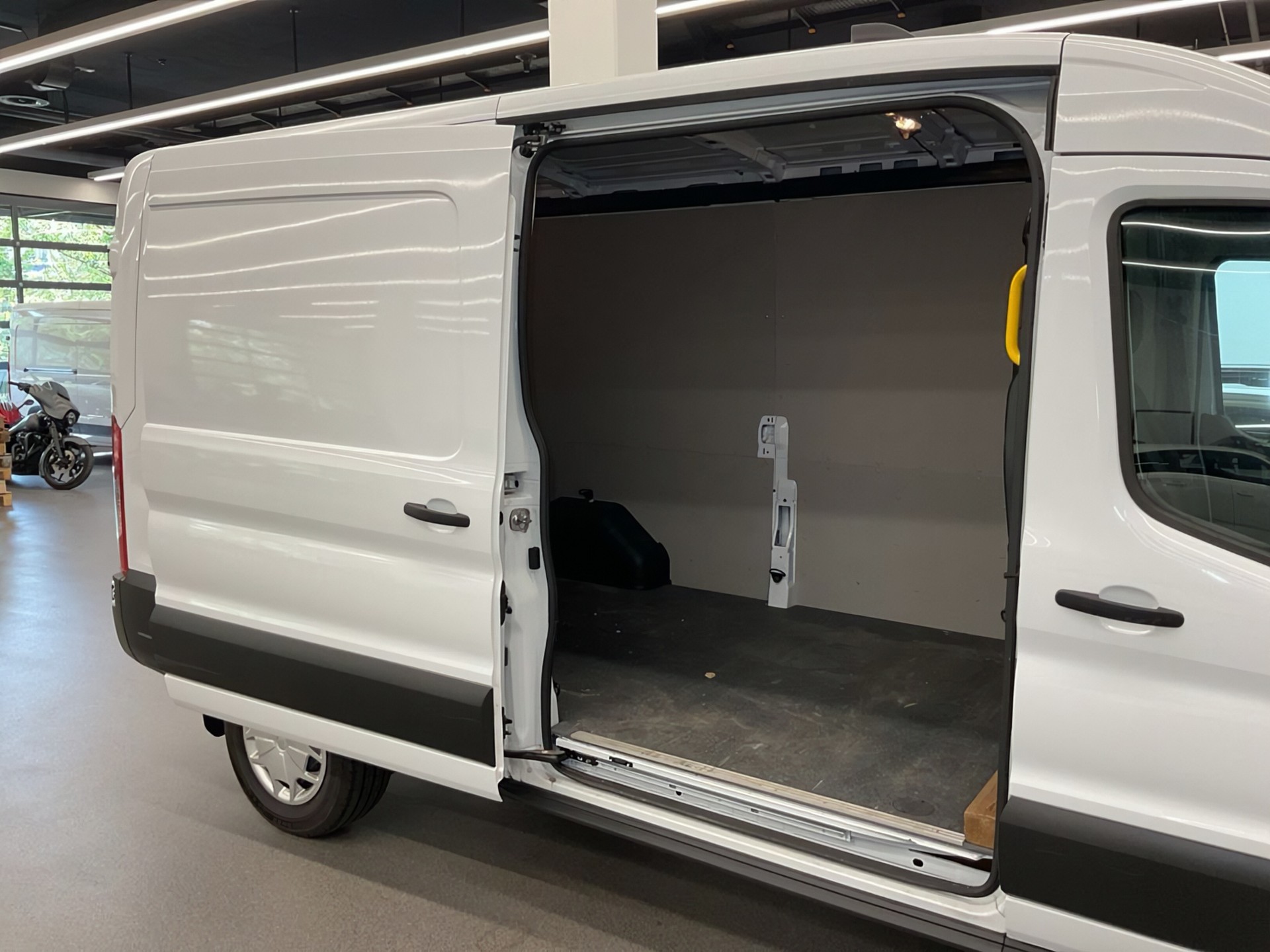 FORD Transit Van 350 L3 Trend 2.0 TDCi 170 FWD-image-3
