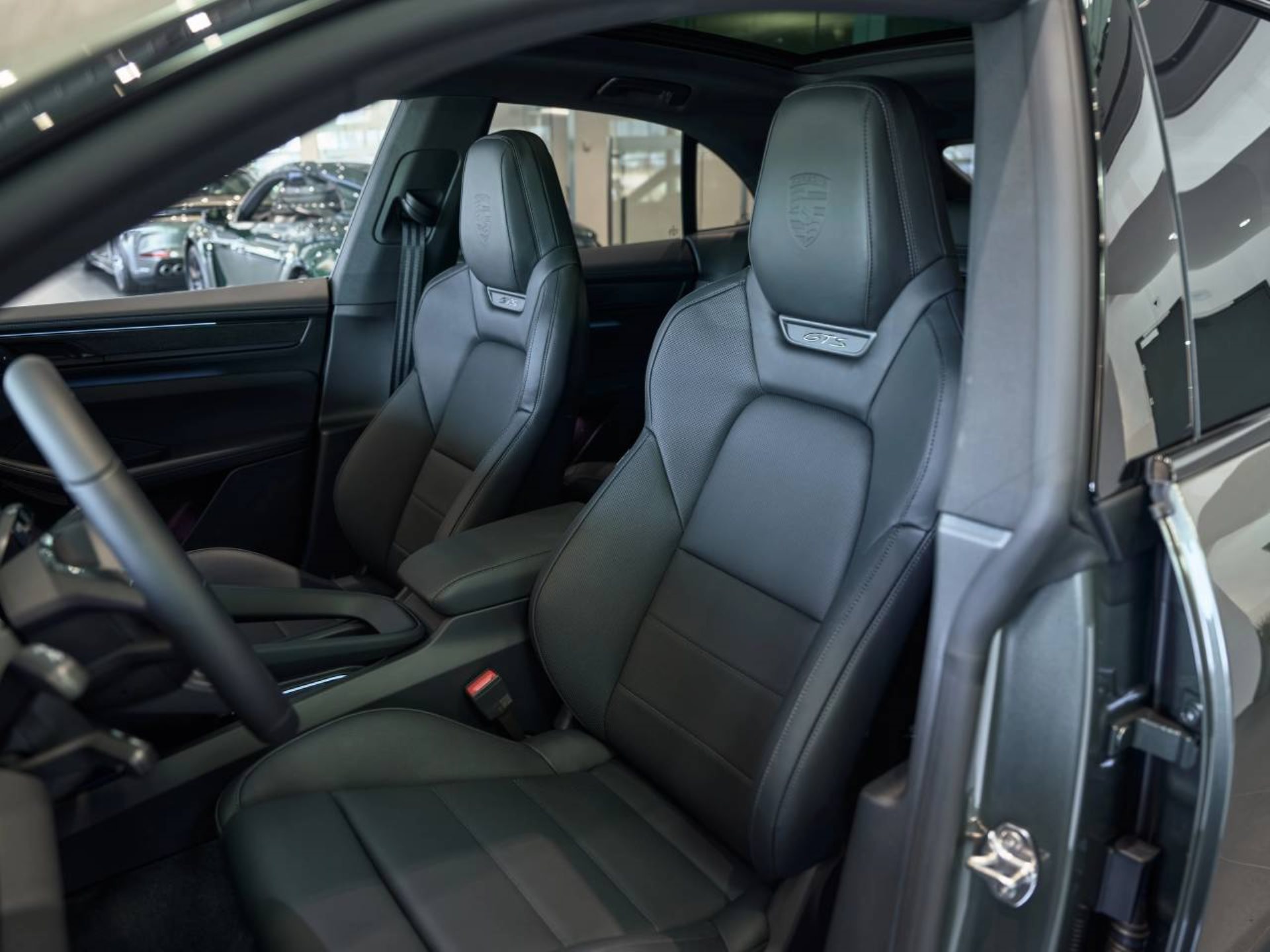 PORSCHE Macan GTS-image-4