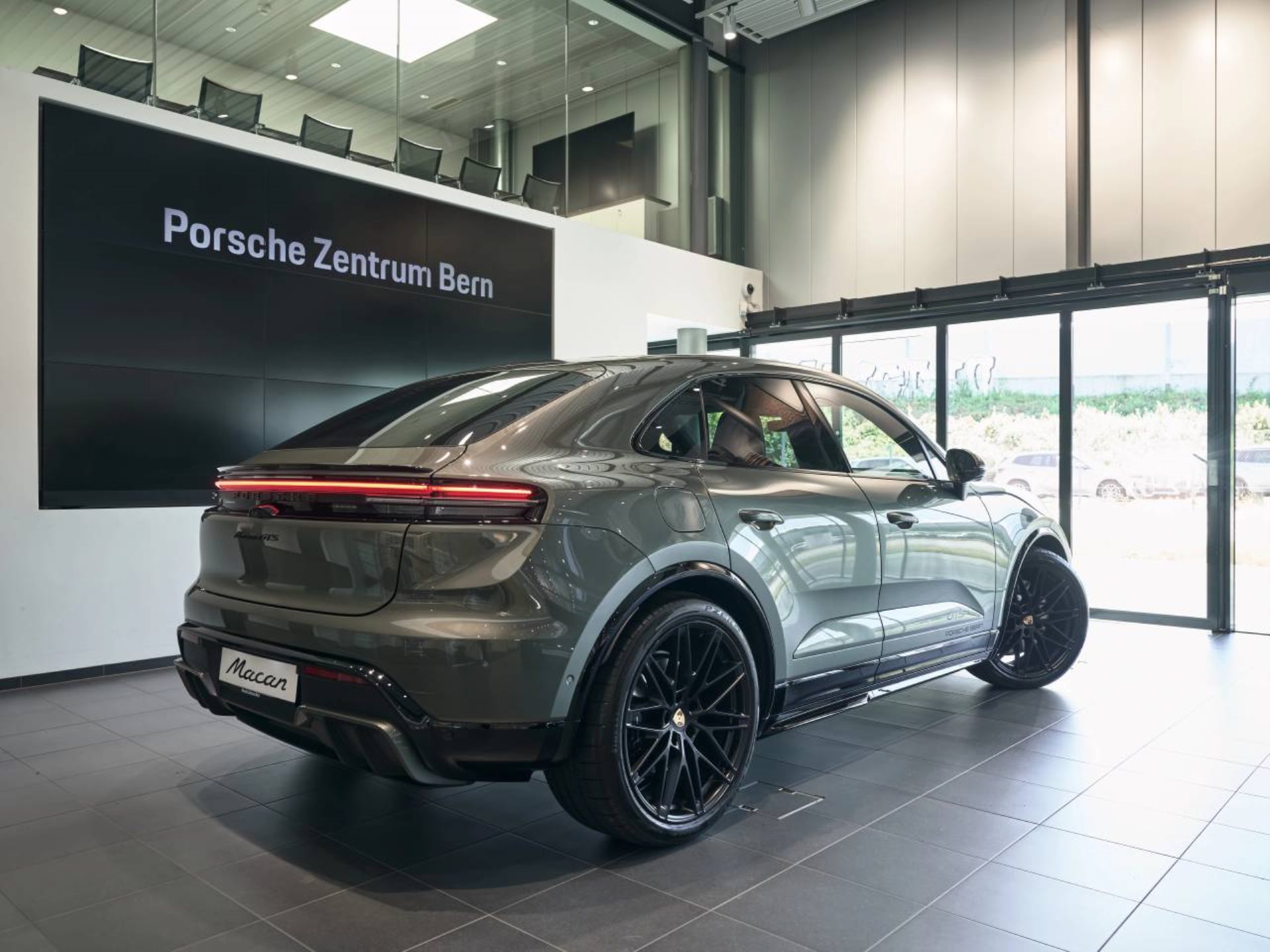 PORSCHE Macan GTS-showroom-element-2