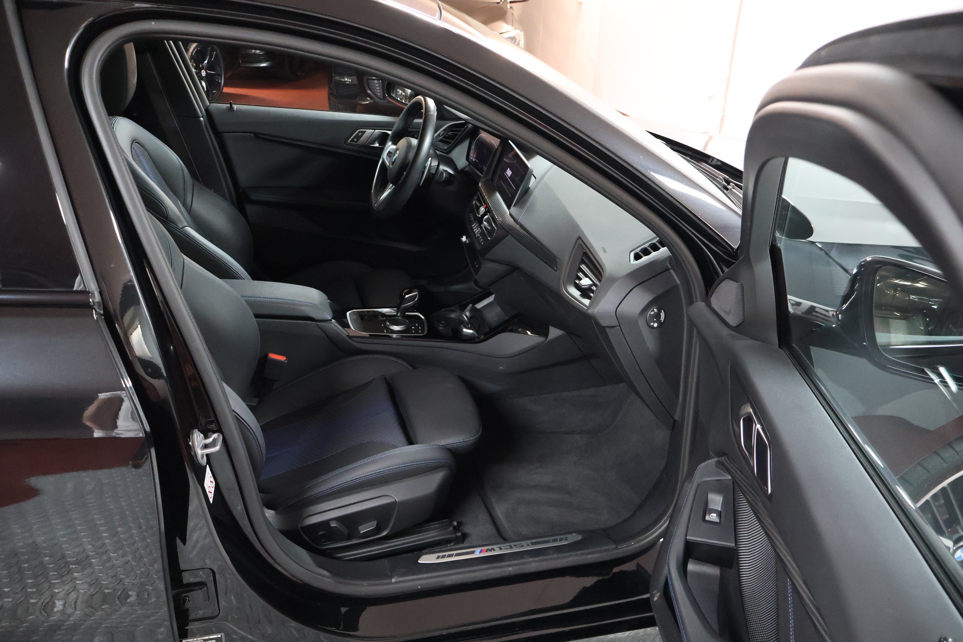BMW M135i xDrive Steptronic-image-15