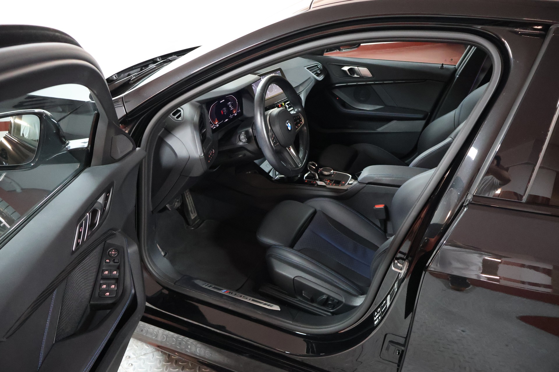 BMW M135i xDrive Steptronic-image-7