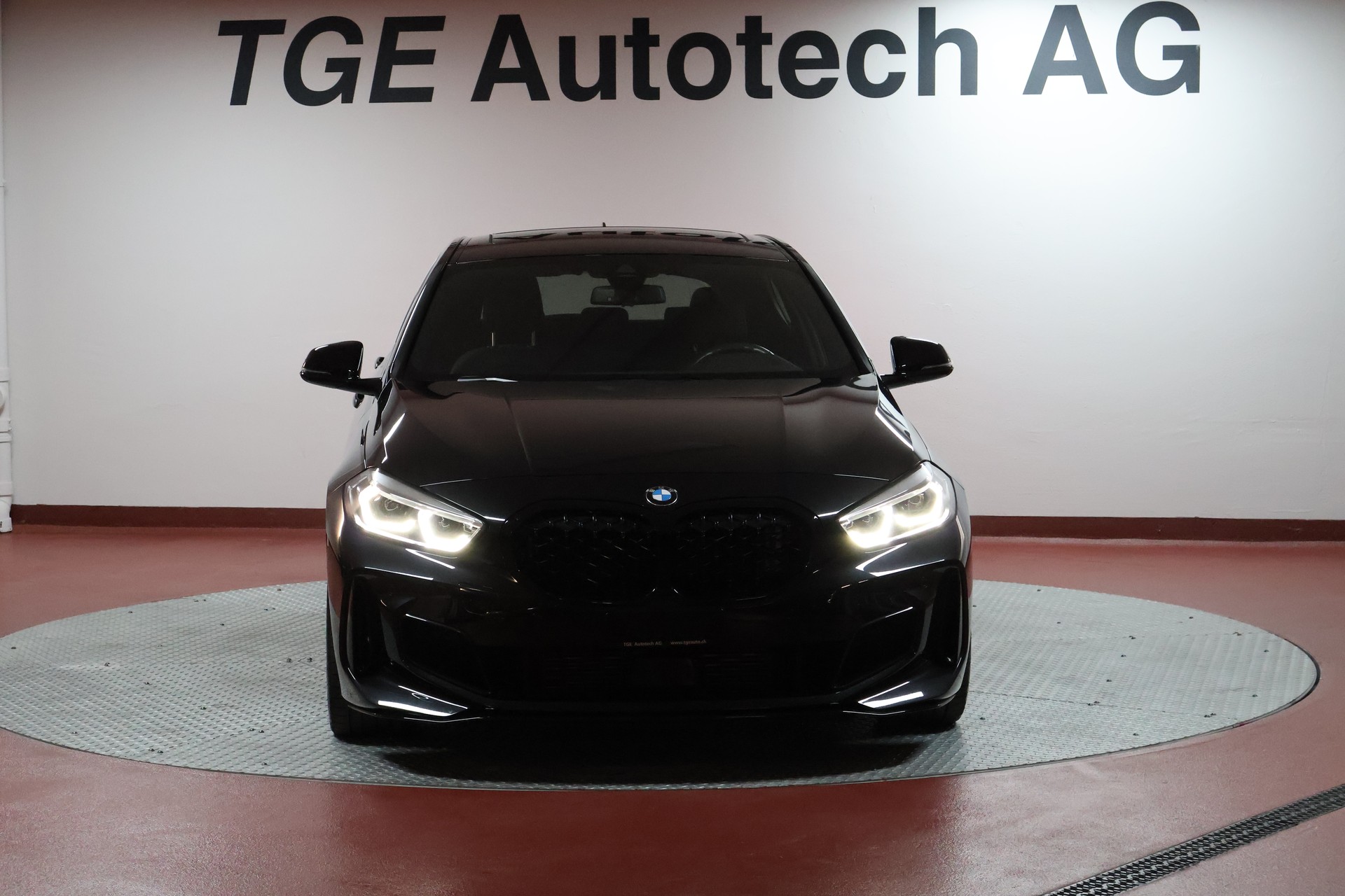 BMW M135i xDrive Steptronic-image-2