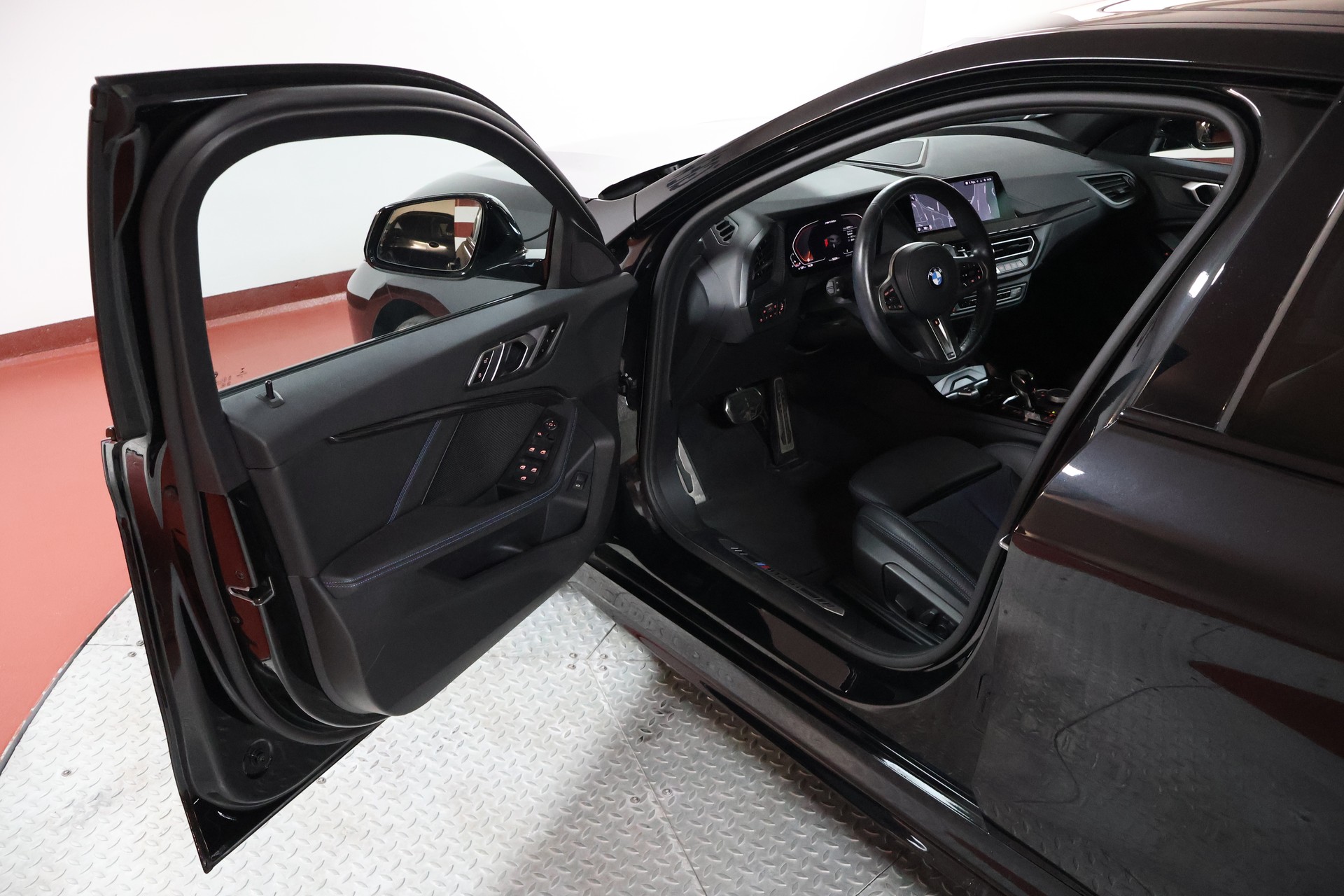 BMW M135i xDrive Steptronic-image-4