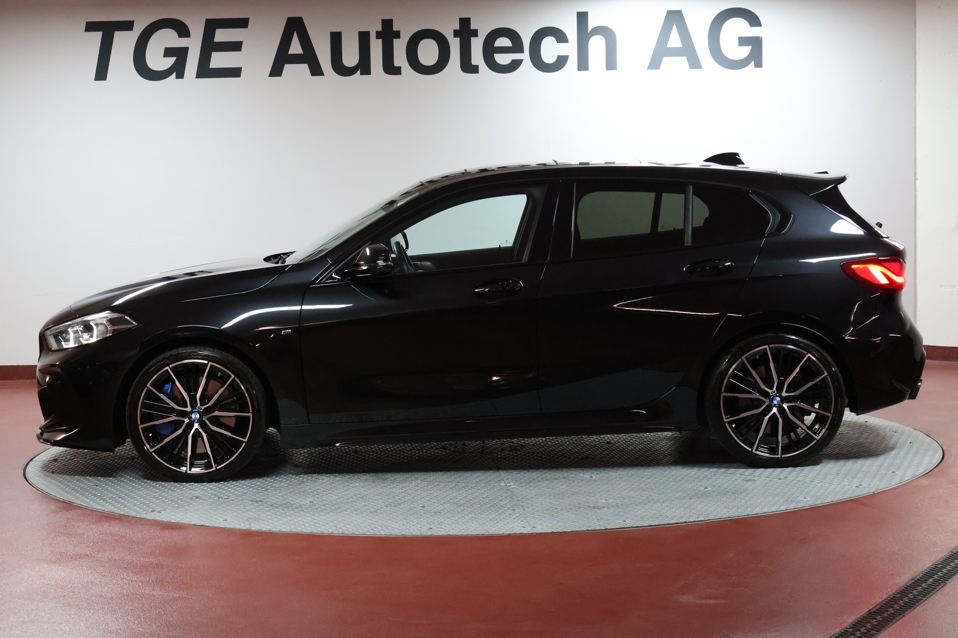 BMW M135i xDrive Steptronic-image-3