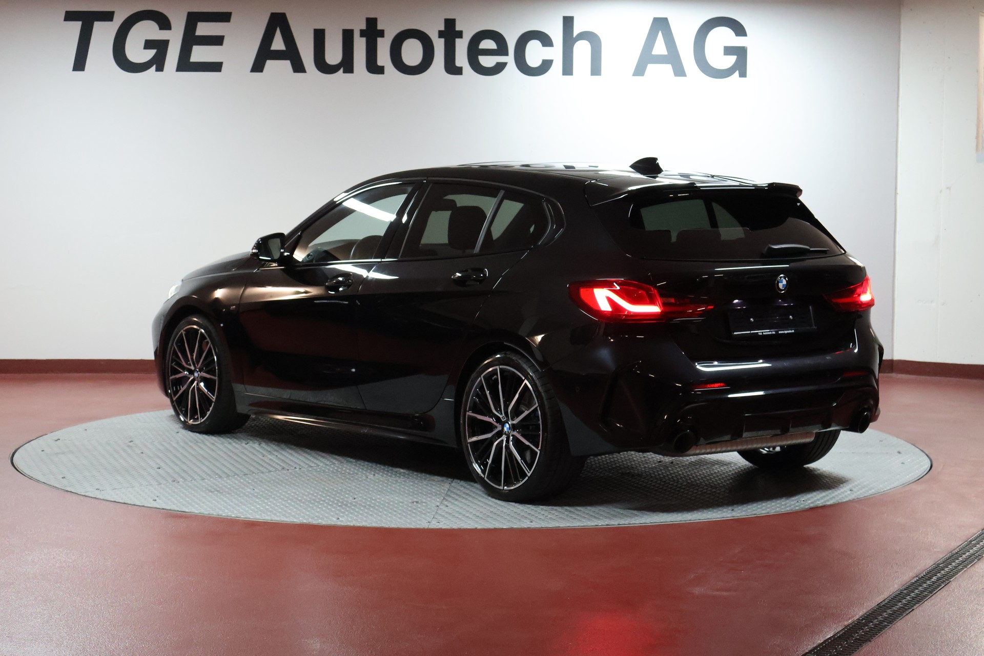 BMW M135i xDrive Steptronic-image-19