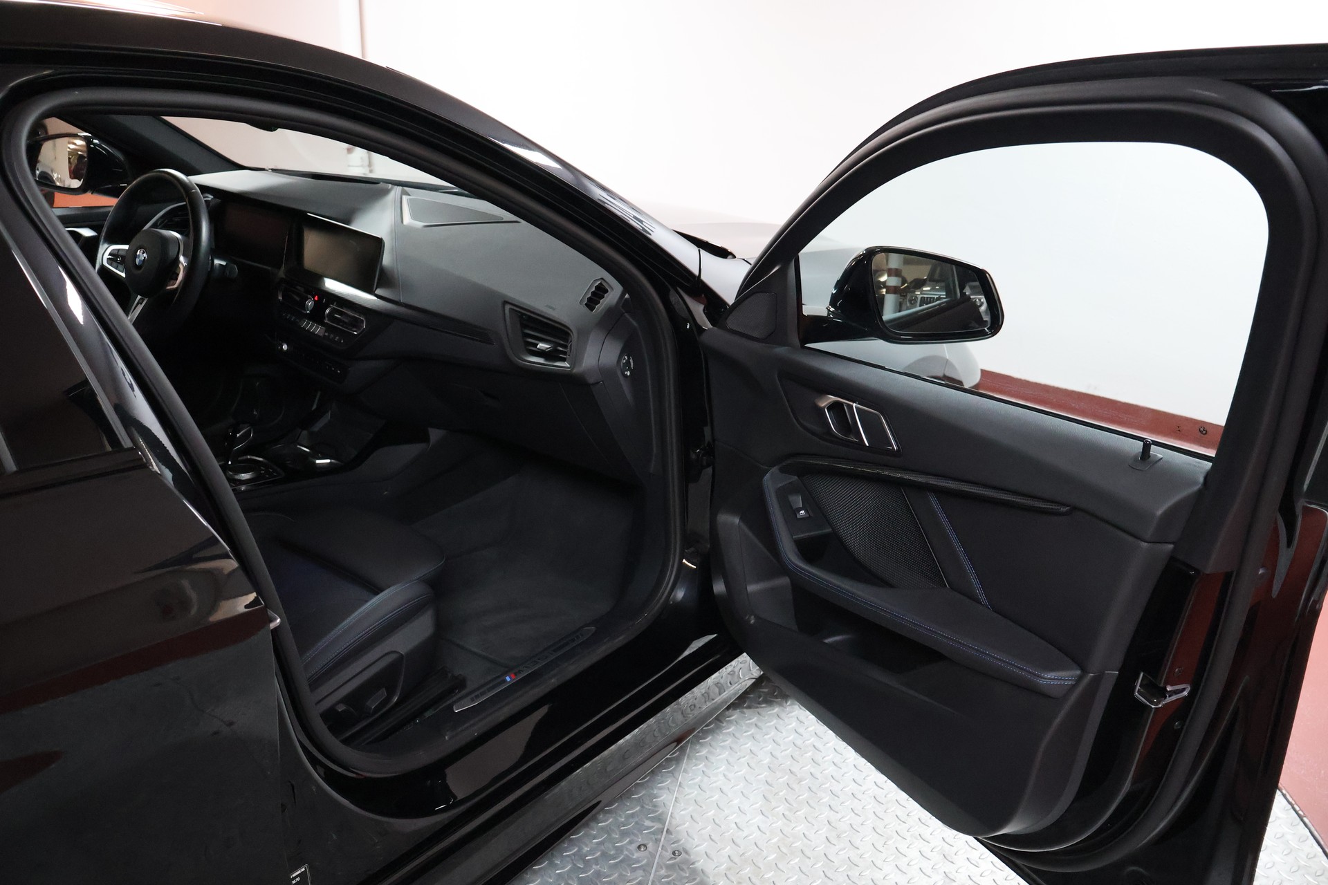 BMW M135i xDrive Steptronic-image-16