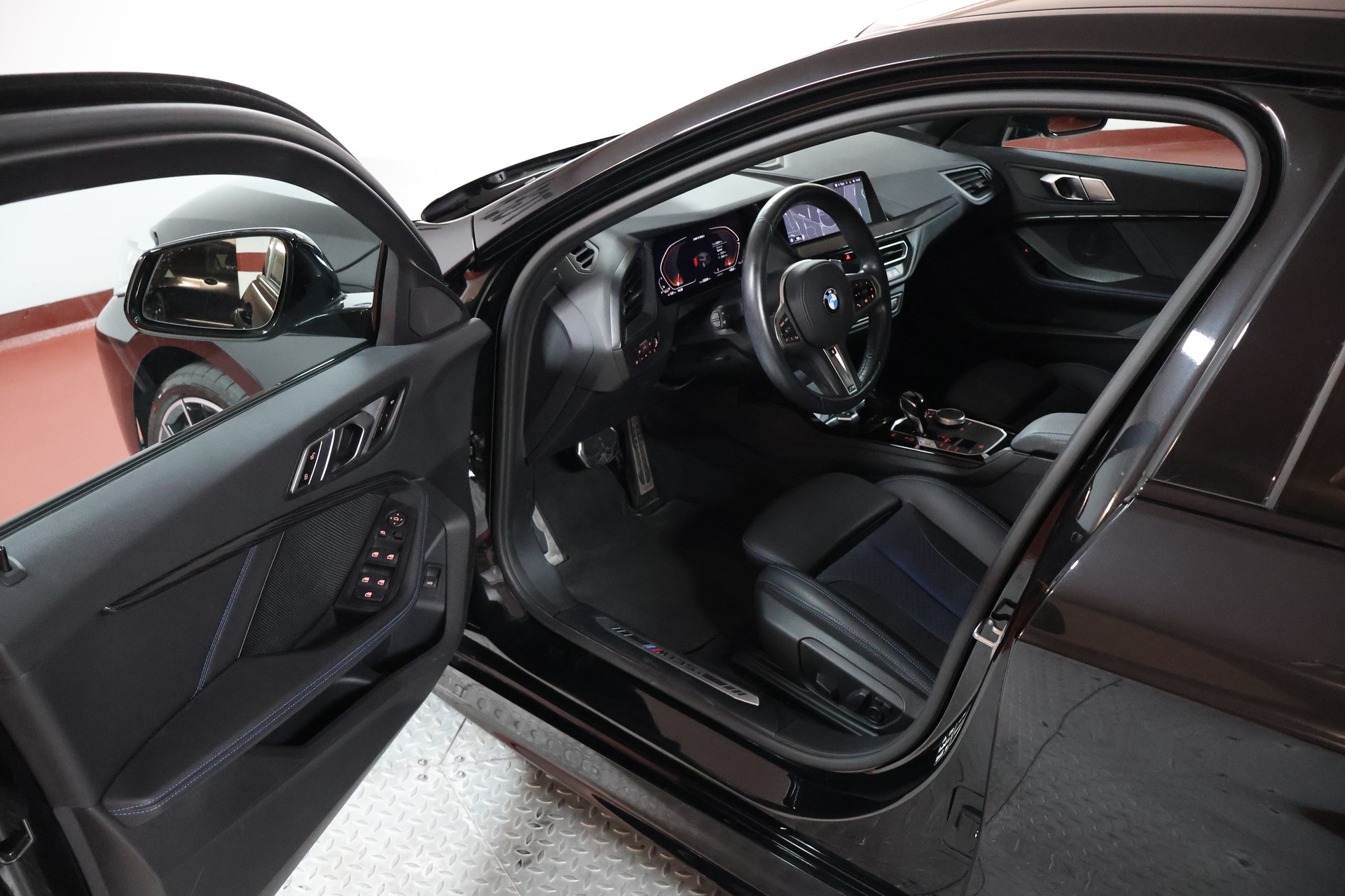 BMW M135i xDrive Steptronic-image-6