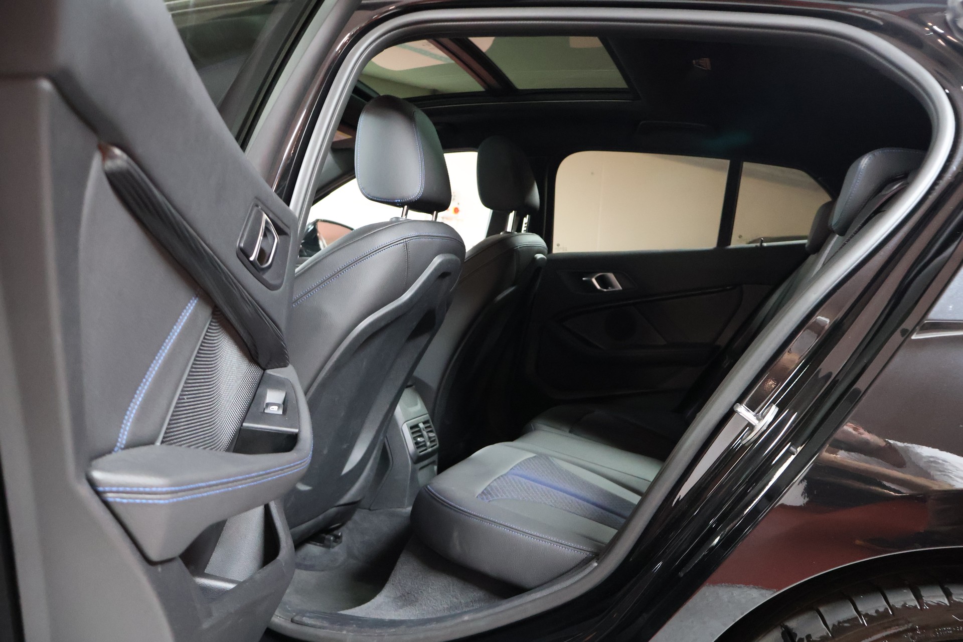 BMW M135i xDrive Steptronic-image-18