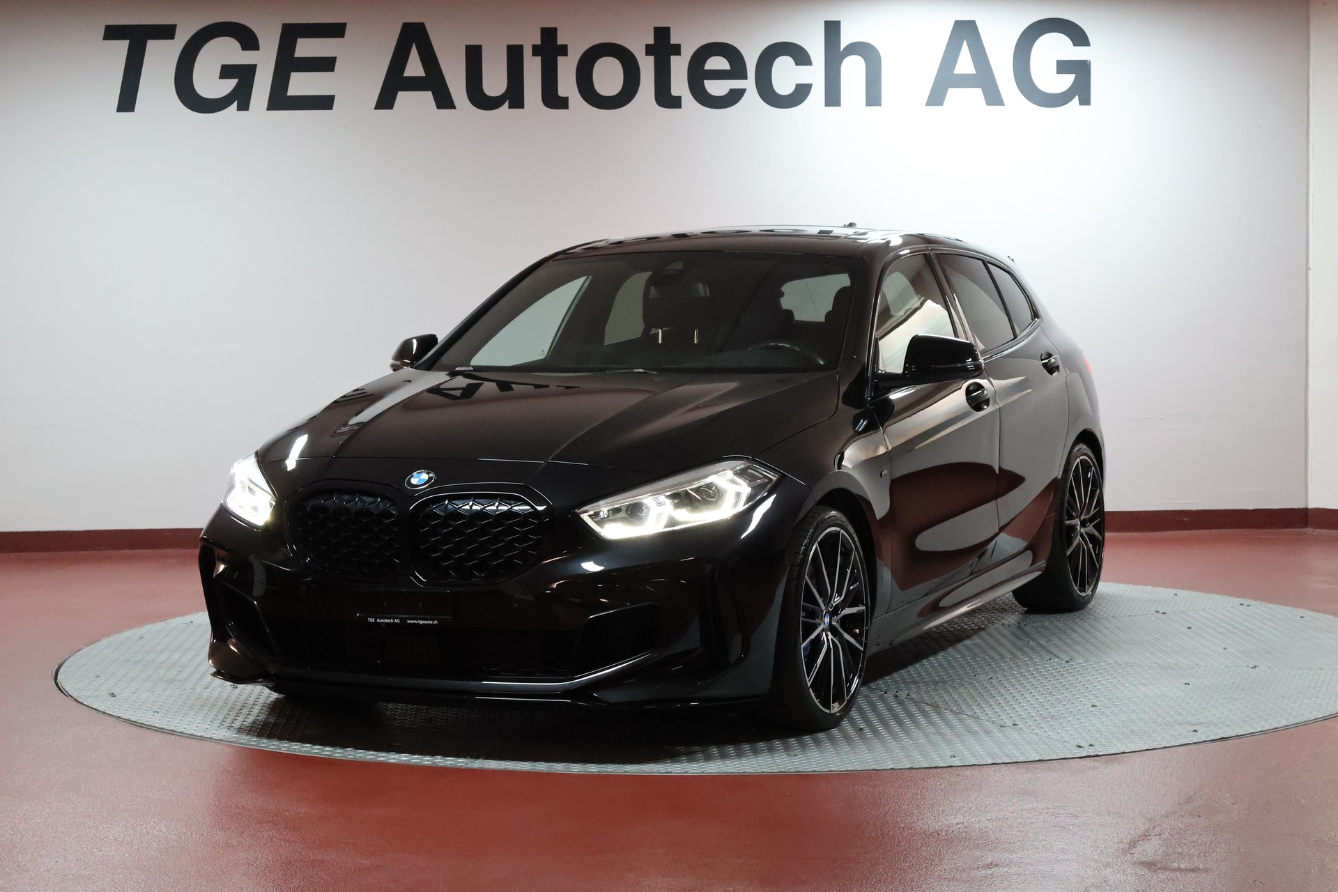 BMW M135i xDrive Steptronic-image-0