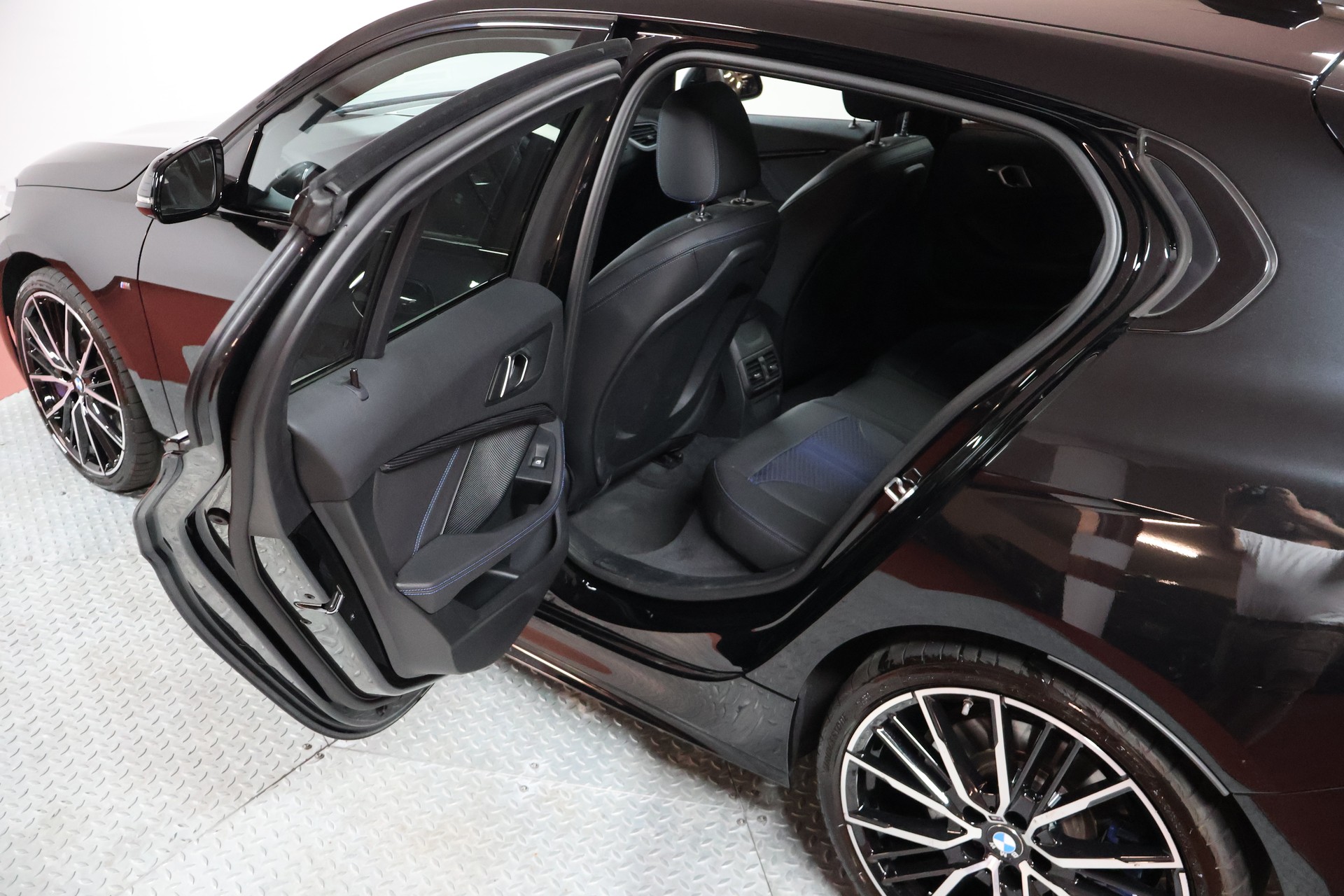 BMW M135i xDrive Steptronic-image-17
