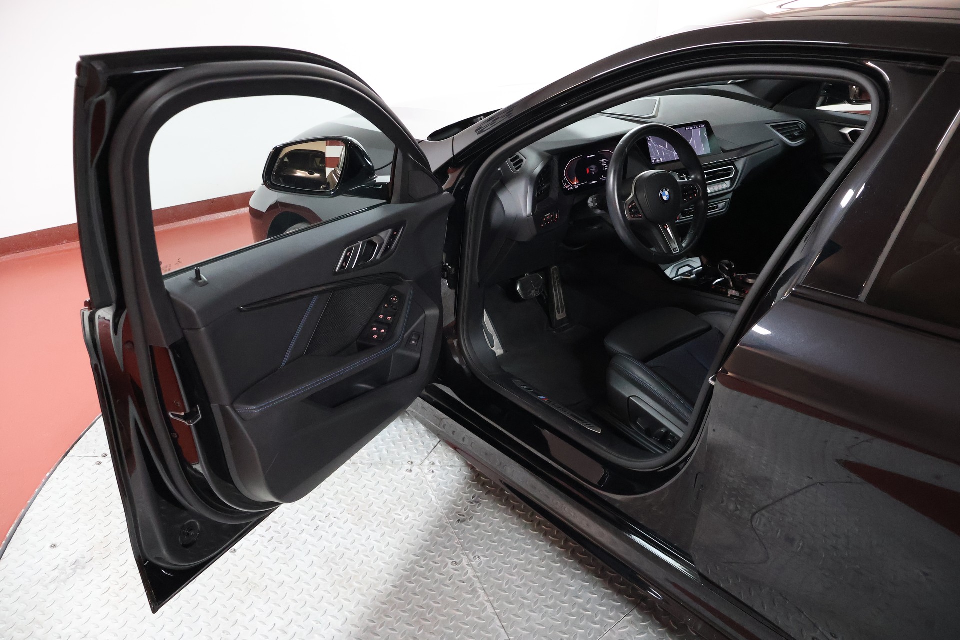BMW M135i xDrive Steptronic-image-5