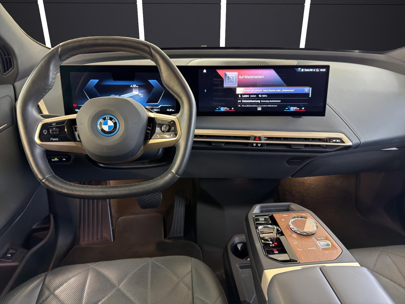 BMW iX xDrive40-image-17