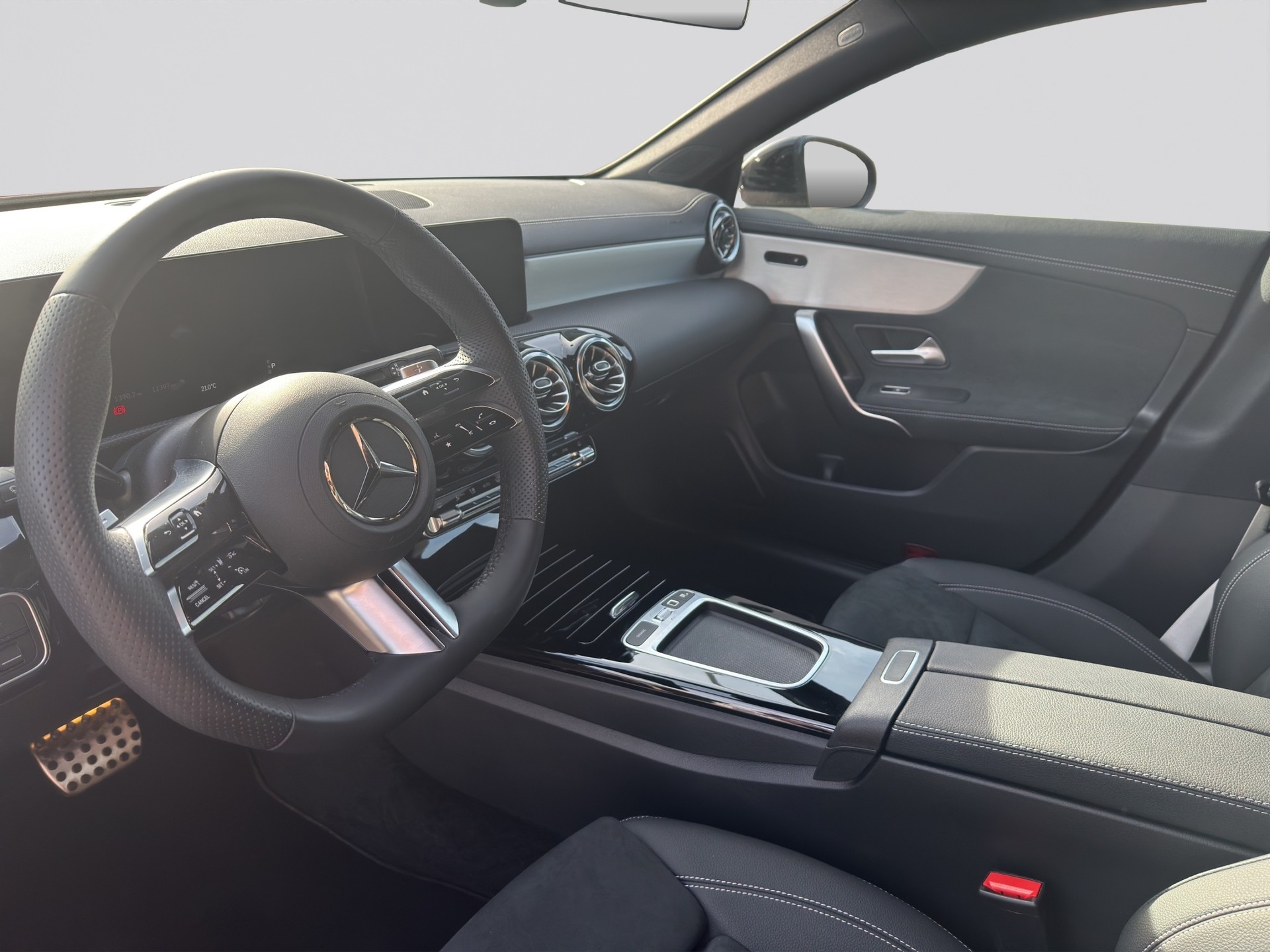 MERCEDES-BENZ CLA 200 AMG Line Night 7G-DCT-image-6