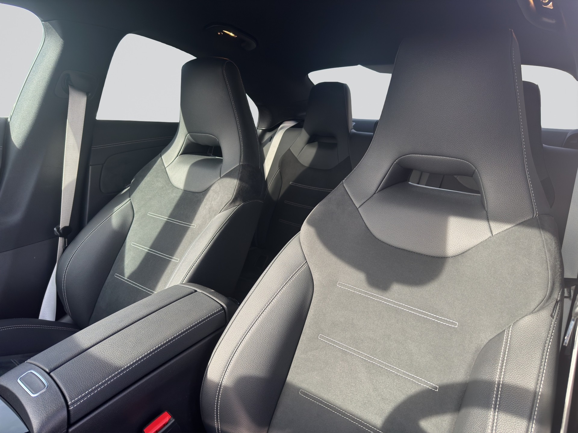 MERCEDES-BENZ CLA 200 AMG Line Night 7G-DCT-image-5