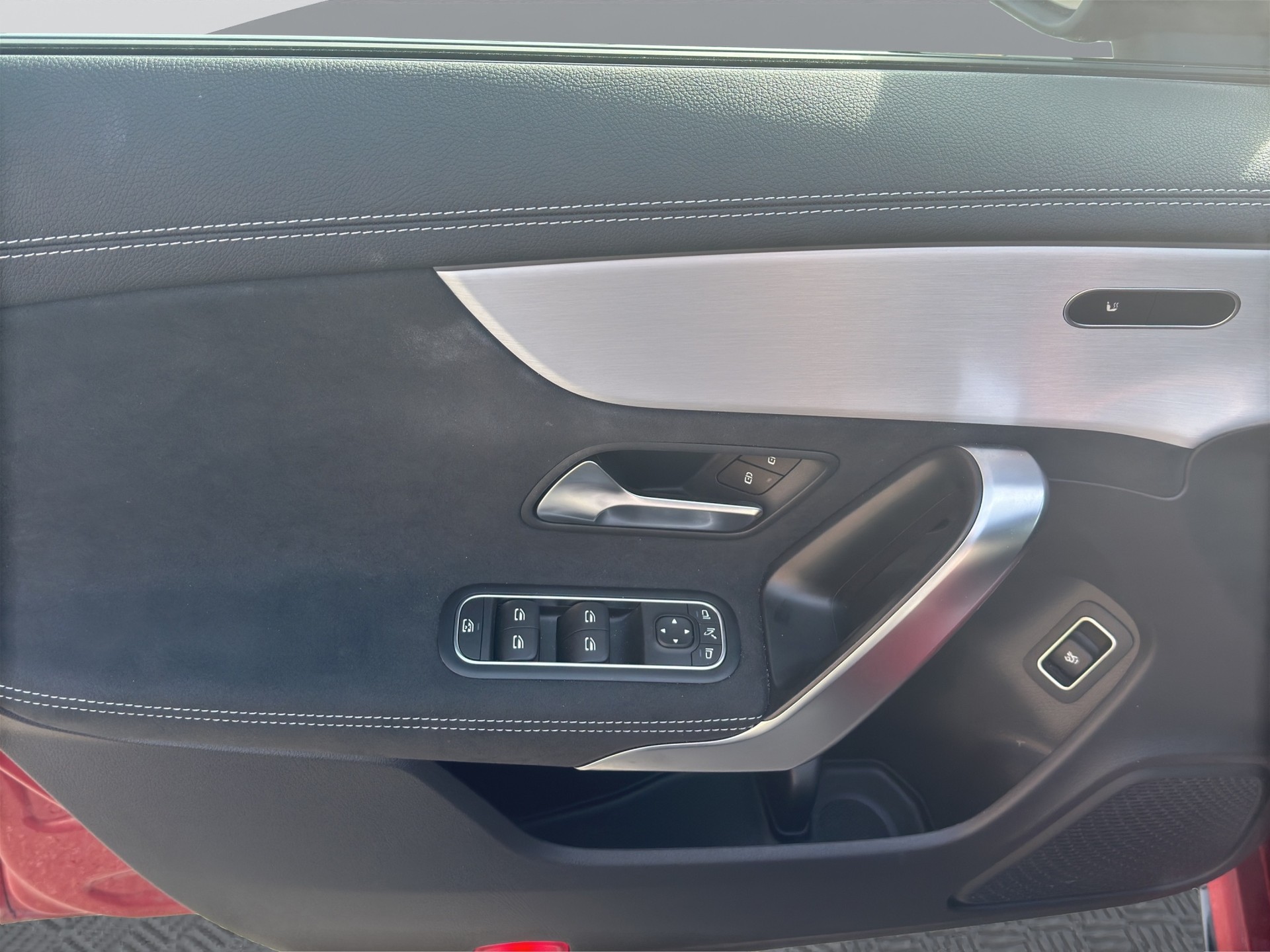 MERCEDES-BENZ CLA 200 AMG Line Night 7G-DCT-image-9