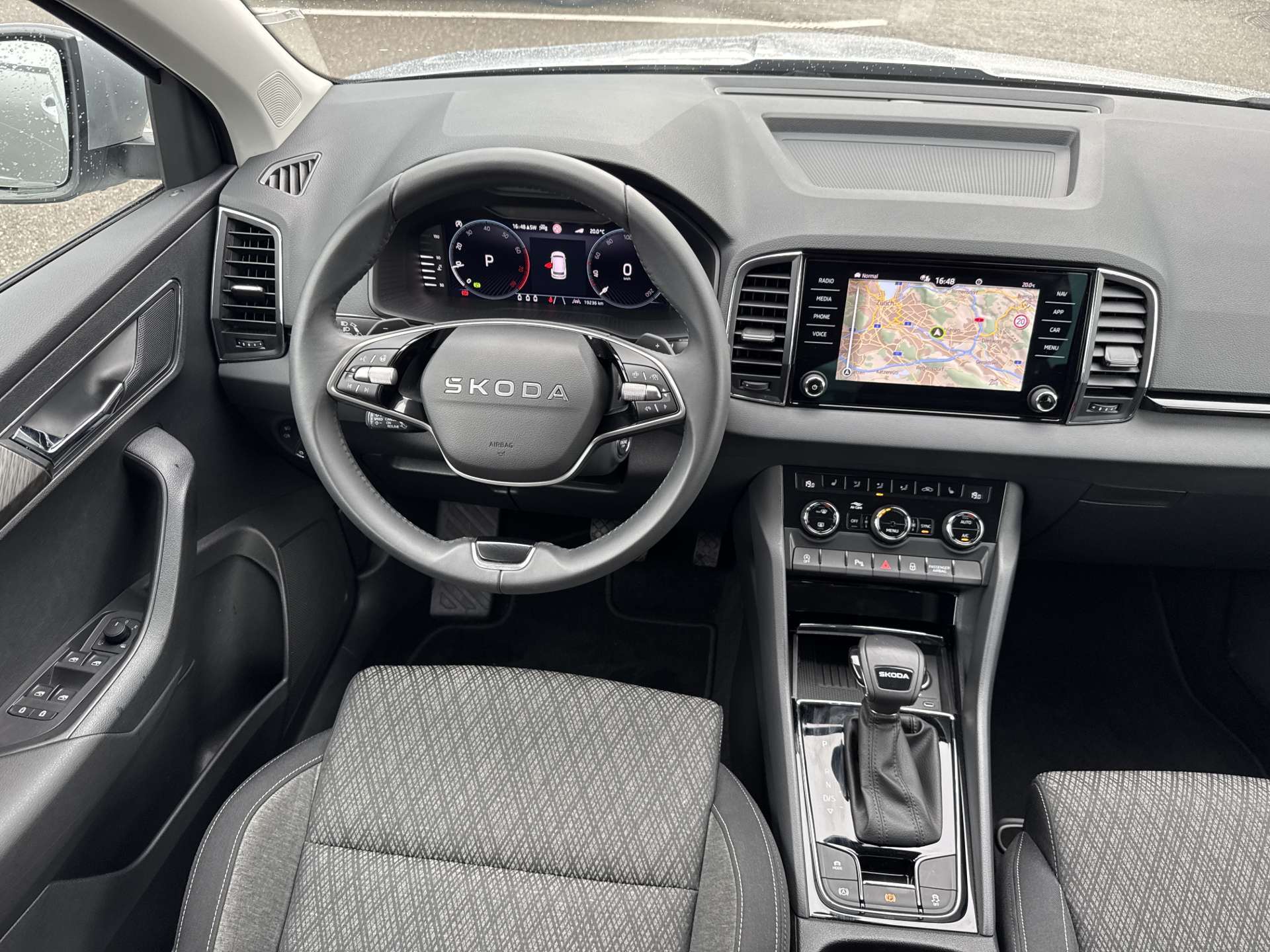 SKODA Karoq 1.5 TSi Selection DSG-Automat-image-4