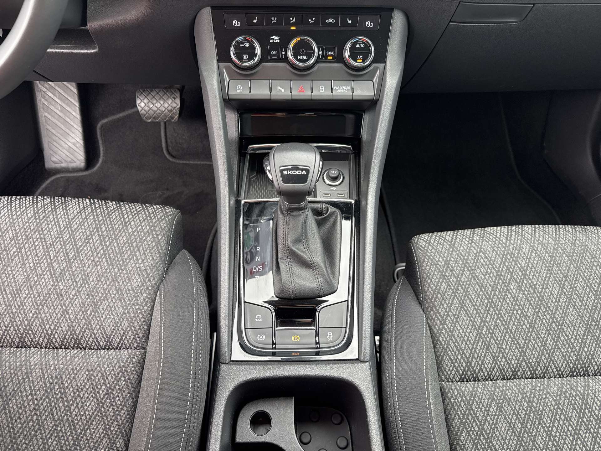 SKODA Karoq 1.5 TSi Selection DSG-Automat-image-11
