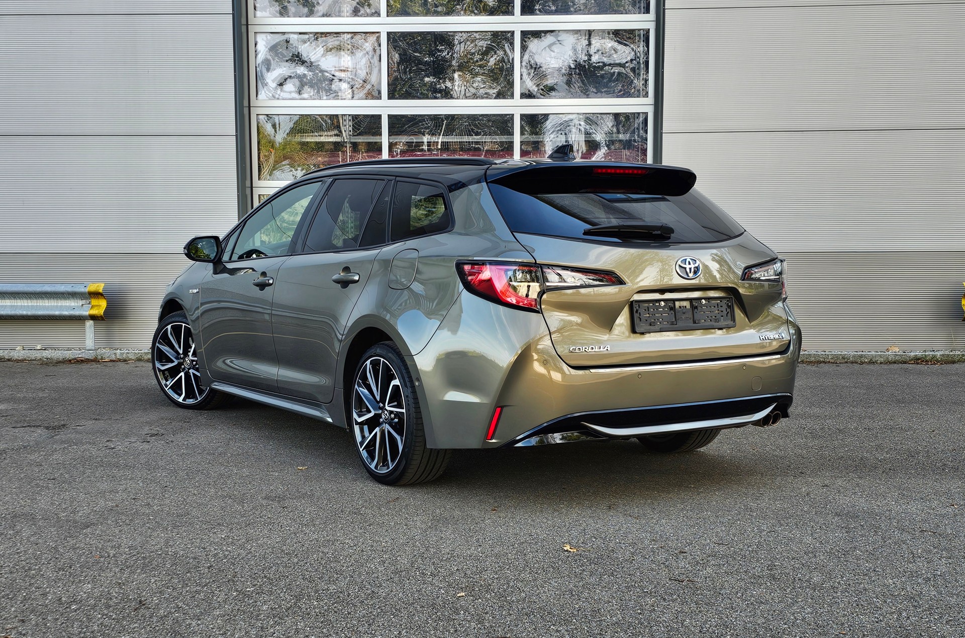 TOYOTA Corolla Touring Sports 2.0 HSD Premium e-CVT-image-2