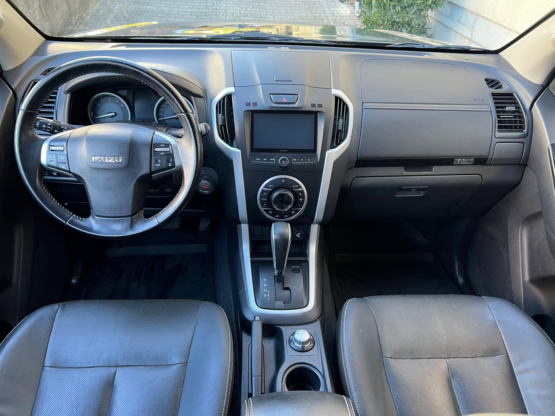 ISUZU D-MAX 1.9 Crew Cab Quasar 4x4 A-image-9