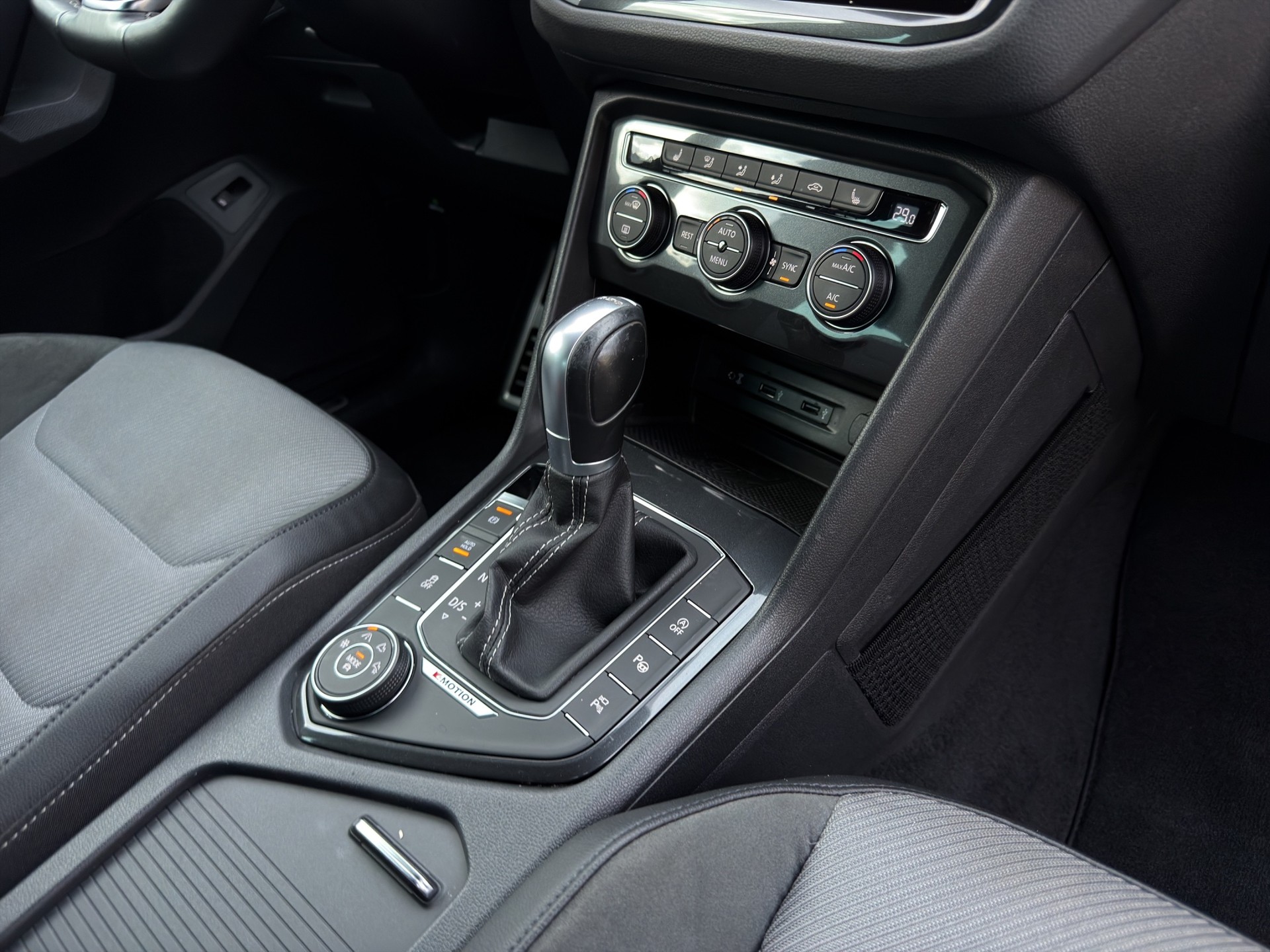 VW Tiguan 2.0 TDI SCR Highline 4Motion DSG-image-15