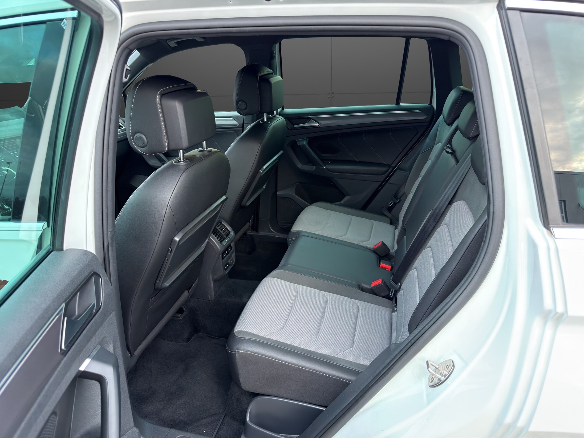 VW Tiguan 2.0 TDI SCR Highline 4Motion DSG-image-21