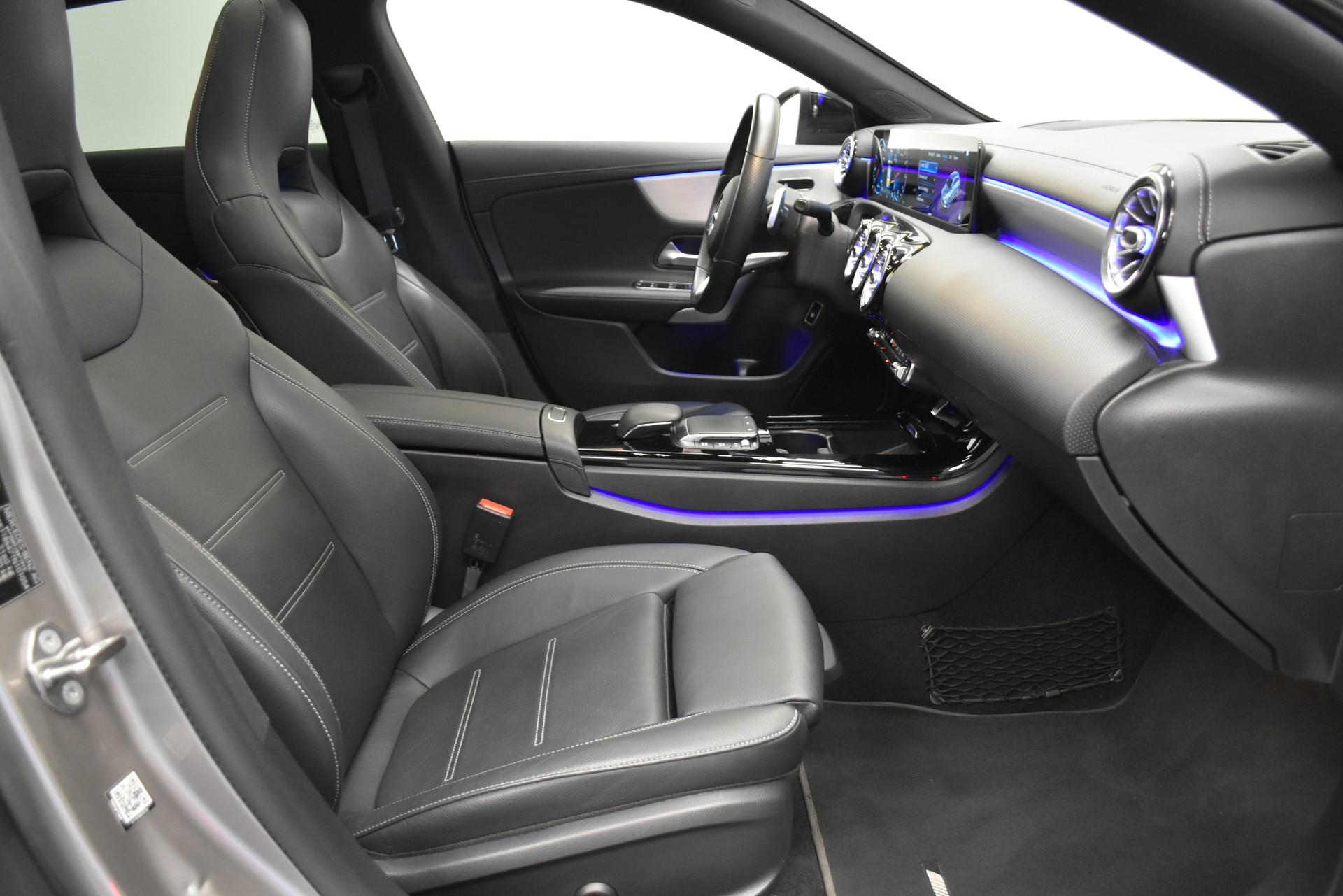 MERCEDES-BENZ CLA Shooting Brake 250 4Matic 7G-DCT AMG Line-image-2