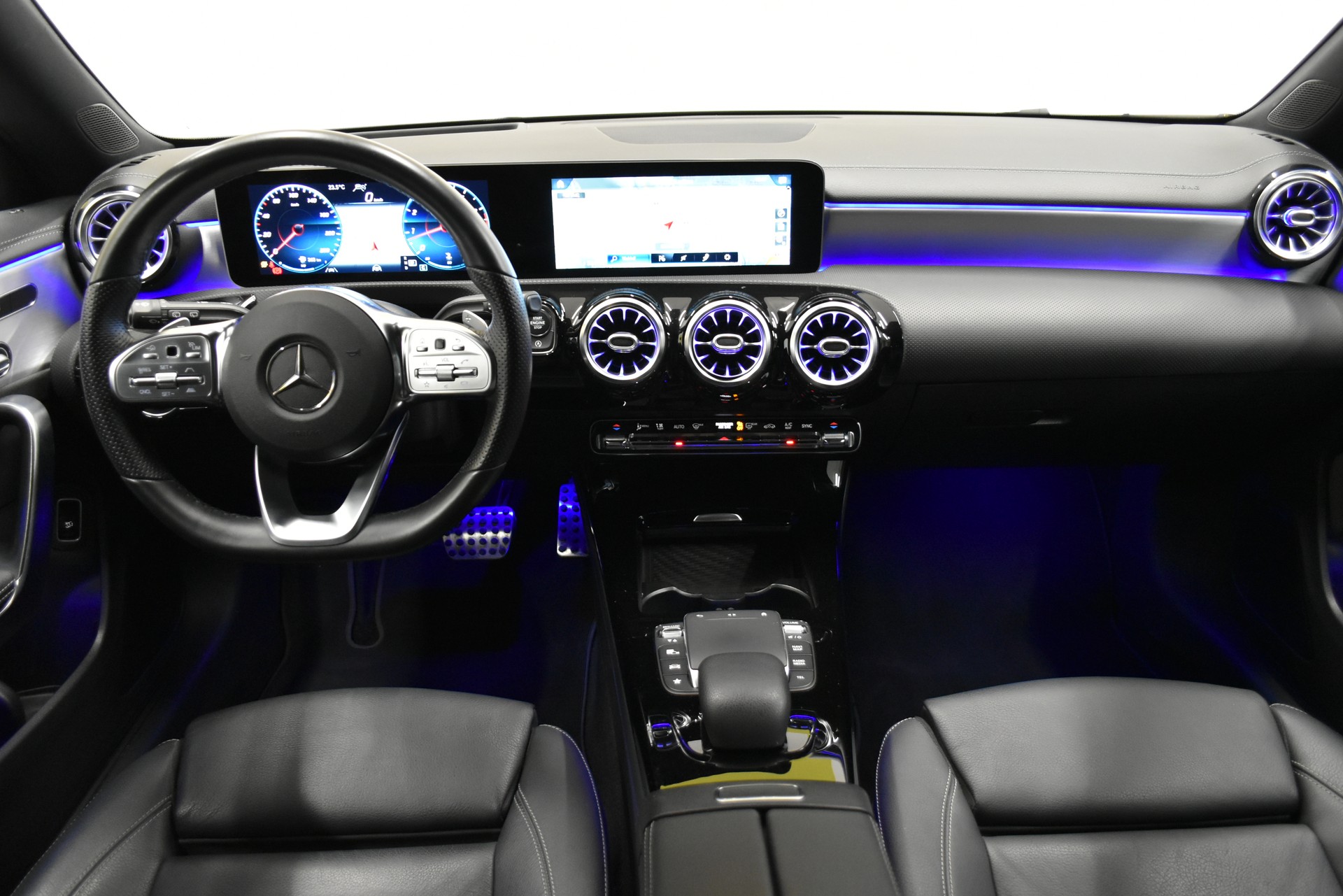 MERCEDES-BENZ CLA Shooting Brake 250 4Matic 7G-DCT AMG Line-image-4