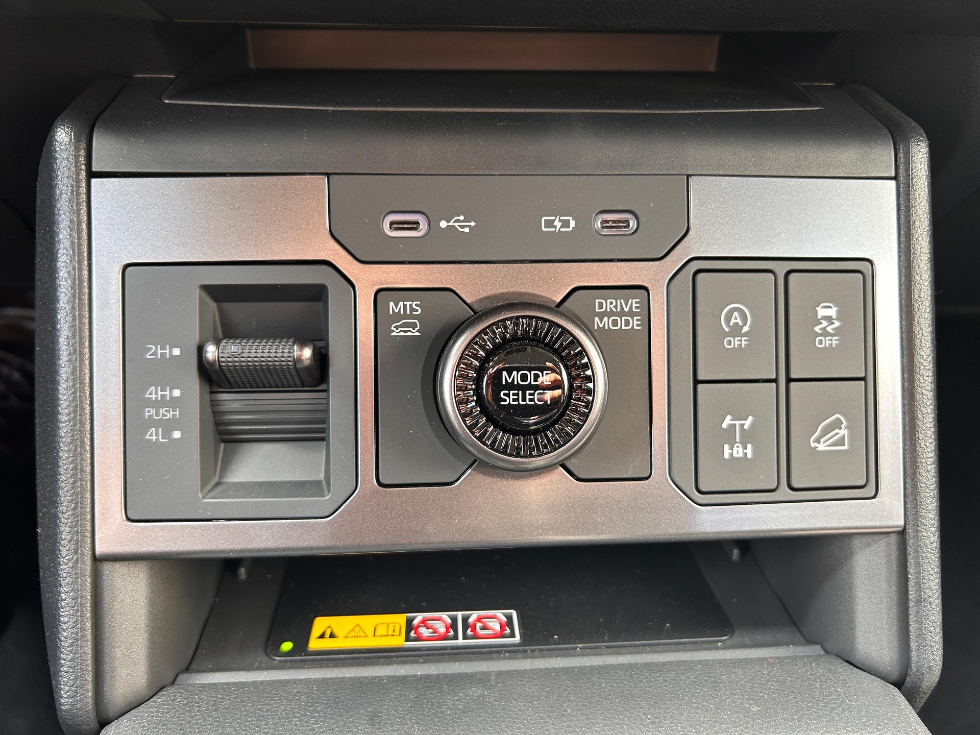 TOYOTA Hilux Double Cab.-Pick-up 2.8 D-4D MHEV 204 Advanced-image-9