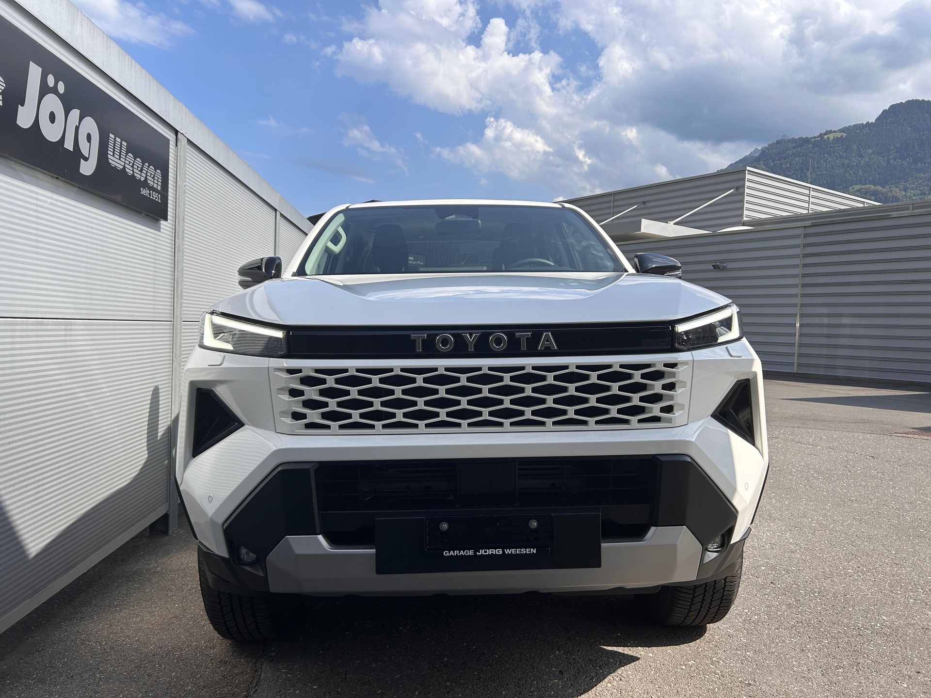 TOYOTA Hilux Double Cab.-Pick-up 2.8 D-4D MHEV 204 Advanced-image-1