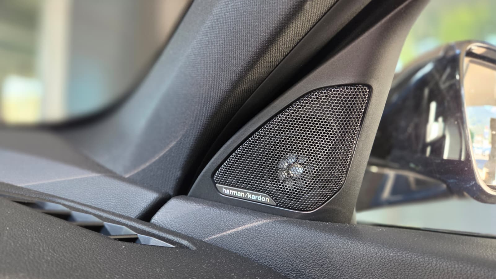 BMW M135i xDrive Steptronic-image-17