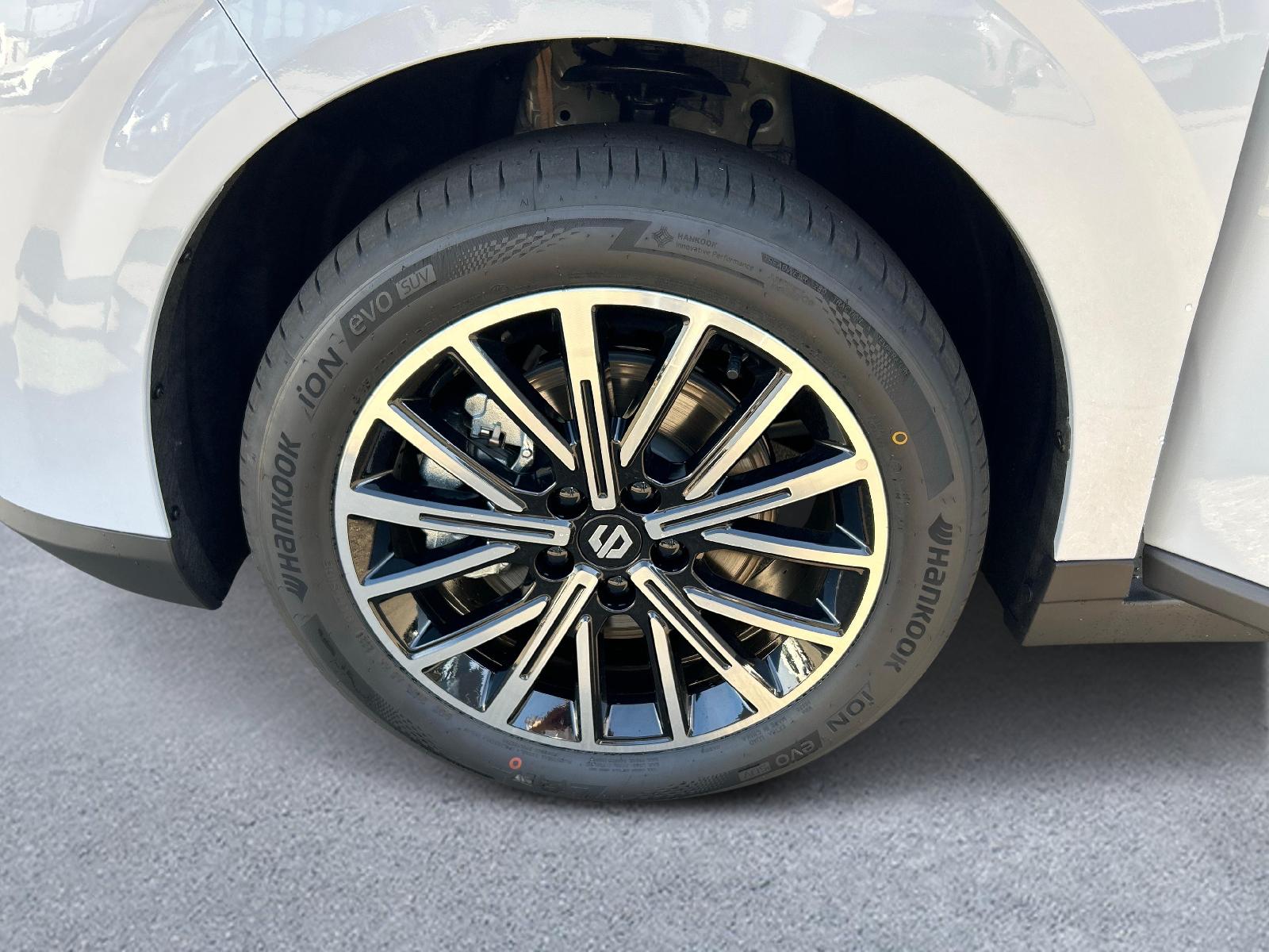 LEAPMOTOR B10 EV-image-12
