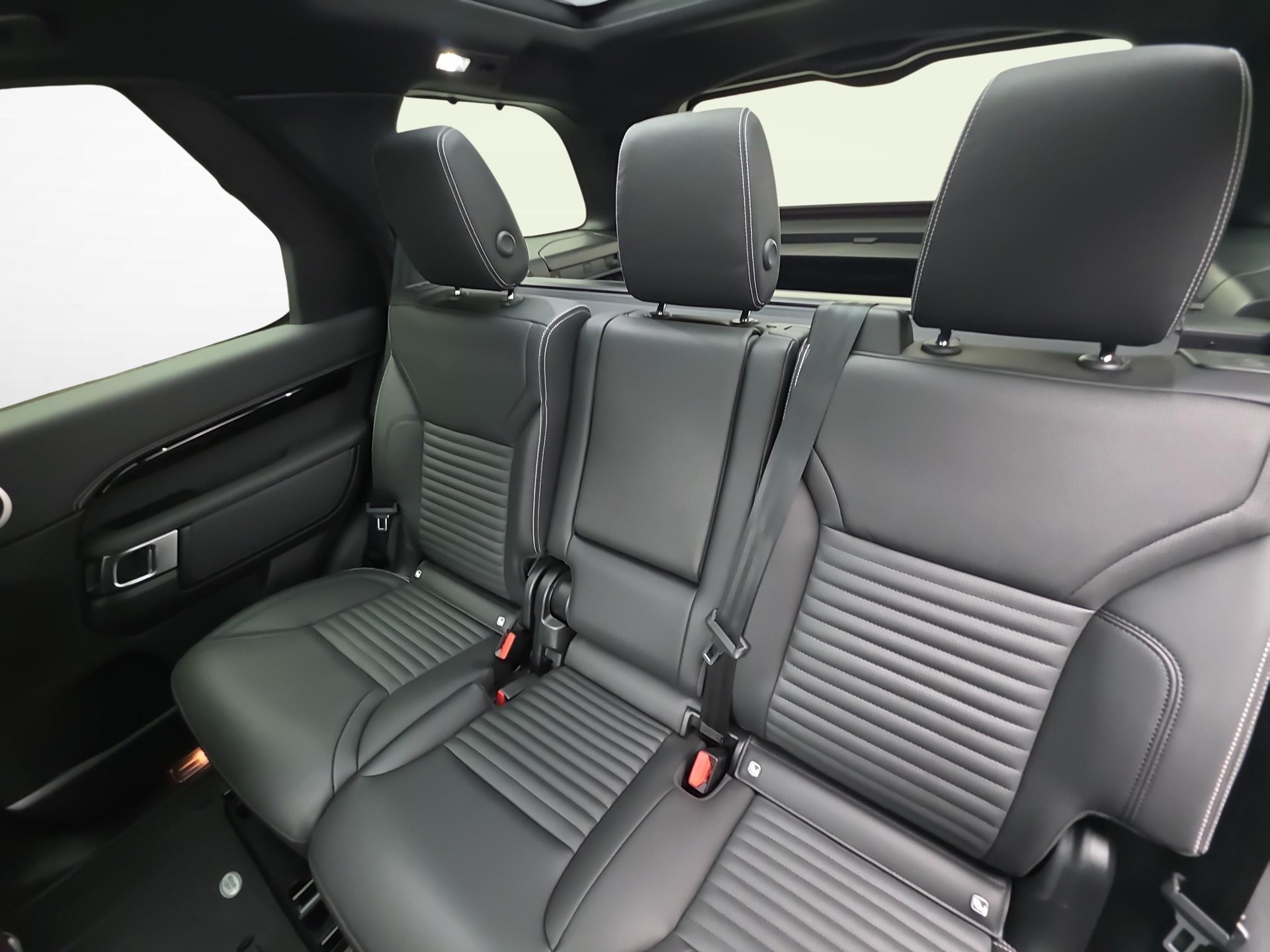 LAND ROVER Discovery 3.0 D I6 300 R-Dynamic SE-image-10