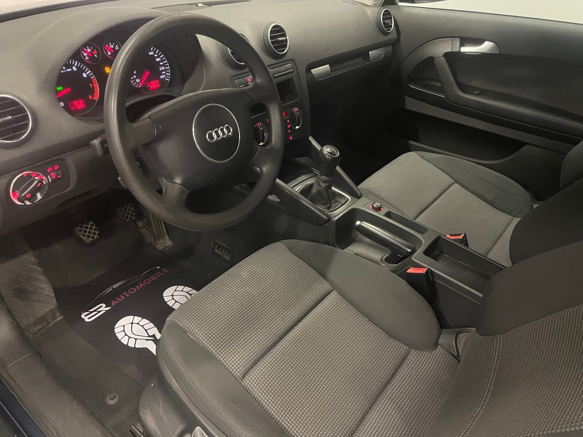 AUDI A3 2.0 FSI Attraction-image-8