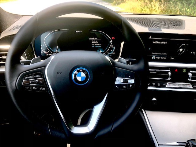 BMW 330e x DriveTouring Steptronic-image-5