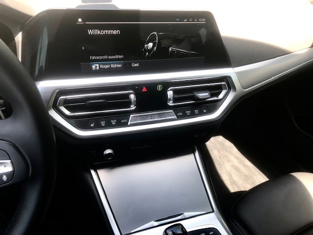 BMW 330e x DriveTouring Steptronic-image-6