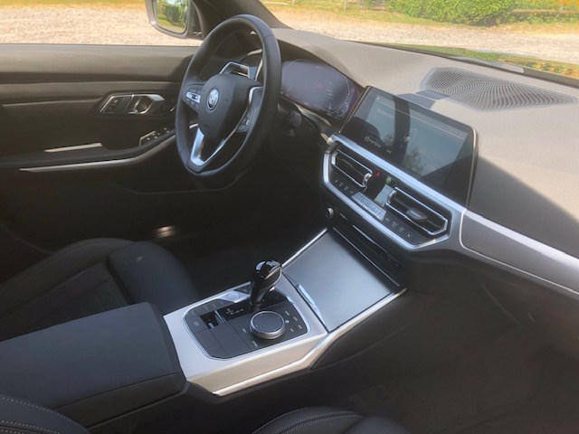 BMW 330e x DriveTouring Steptronic-image-7