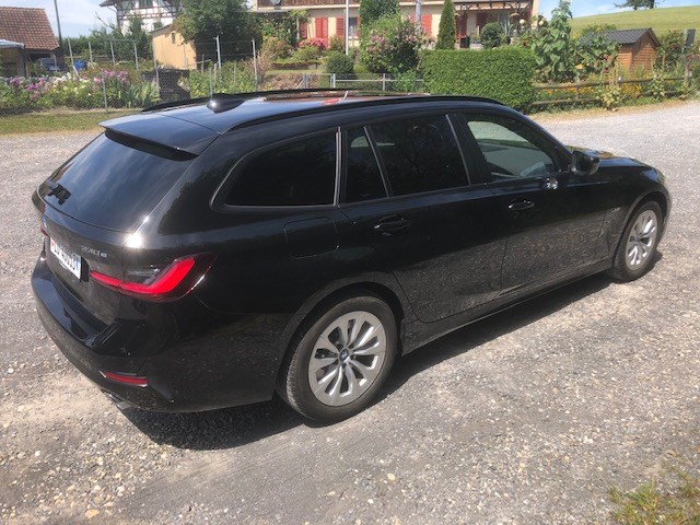 BMW 330e x DriveTouring Steptronic-image-1